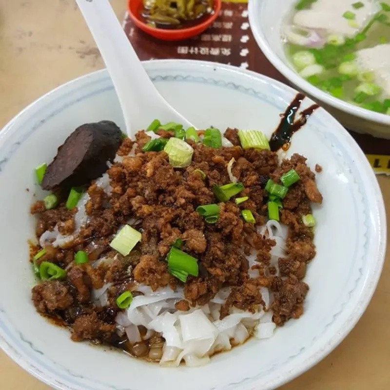 Tiệm mì thịt viên Imbi. Ở đây có mì thịt viên khô và nước với toping gồm thịt viên nhỏ, thịt bằm, lòng và tóp mỡ. Mì khô được trộn với mỡ heo và nước tương đen với vị đậm đà;  mì nước thì có nước dùng ngọt thanh tự nhiên, thanh đạm và dễ chịu. Địa chỉ:  Restoran Win Heng Seng, 183, Jalan Imbi, Kuala Lumpur; mở cửa từ 6g – 14g hàng ngày.