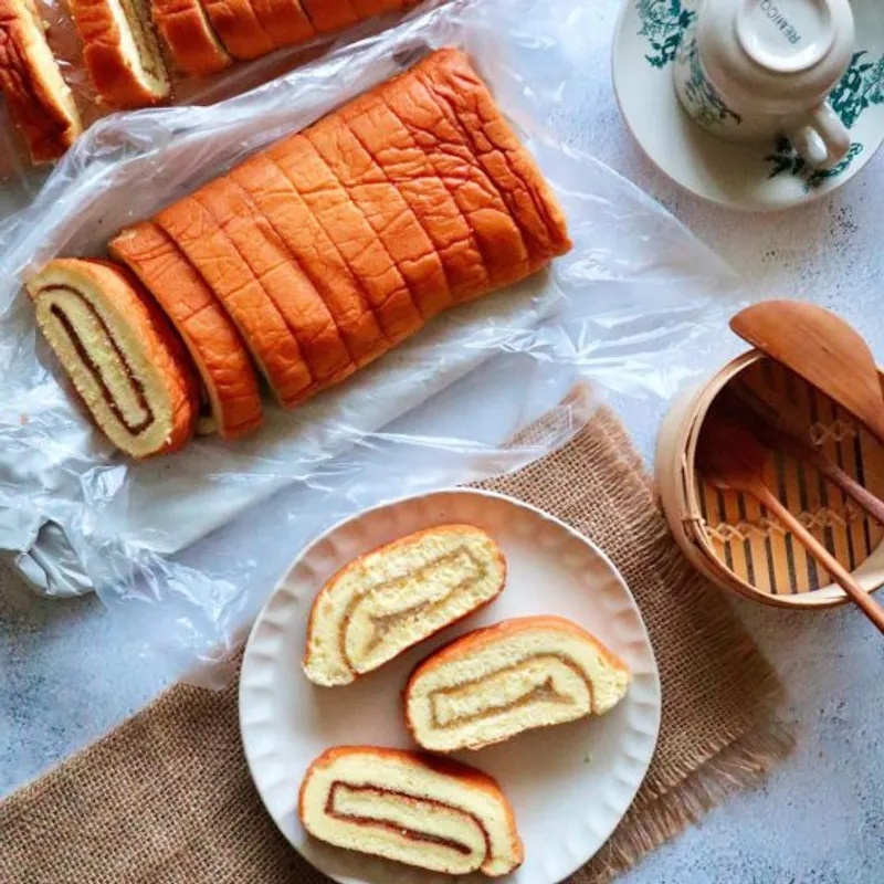 Bánh cuộn kaya của cụ bà Wong. Ở tuổi 83, bà Wong Pek Yoke vẫn thức từ 1g sáng mỗi ngày để làm bánh cuộn kaya, bánh phồng kaya và bánh tart trứng. Bánh được làm bằng tay, nhân có vị ngọt tự nhiên và mềm, mịn. Bà bán từ những năm 1970 và nổi tiếng đến ngày nay. Địa chỉ: Jalan Yap Ah Loy, trung tâm thành phố, Wilayah Persekutuan Kuala Lumpur. Bán từ 8g -13g30 hàng ngày, nghỉ Chủ nhật.