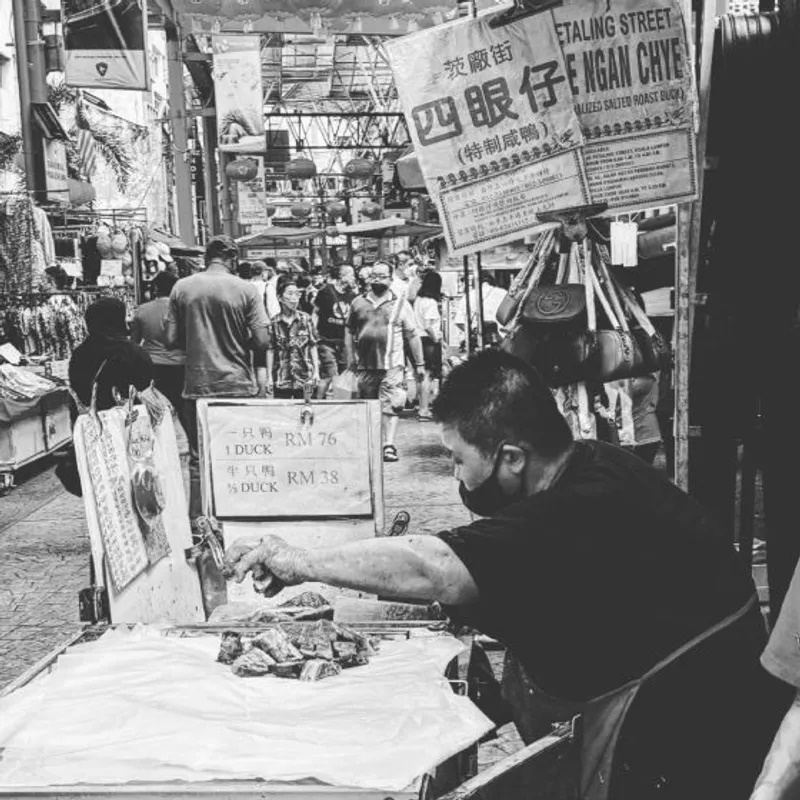 Quán vịt quay muối Sze Ngan Chye. Vịt được quay với muối và thảo mộc gia truyền. Vịt chắc thịt, mềm, da giòn và vị đậm đà . Quán đã có trên đường Petaling vào những năm 1950 từ chiếc xe đẩy và ngày nay vẫn thu hút khách dù chỉ bán mang đi.Địa chỉ: số 46, đường Petaling, khu phố Tàu, Kuala Lumpur;  mở cửa từ 6g - 15g hàng ngày, nghỉ ngày thứ Hai.