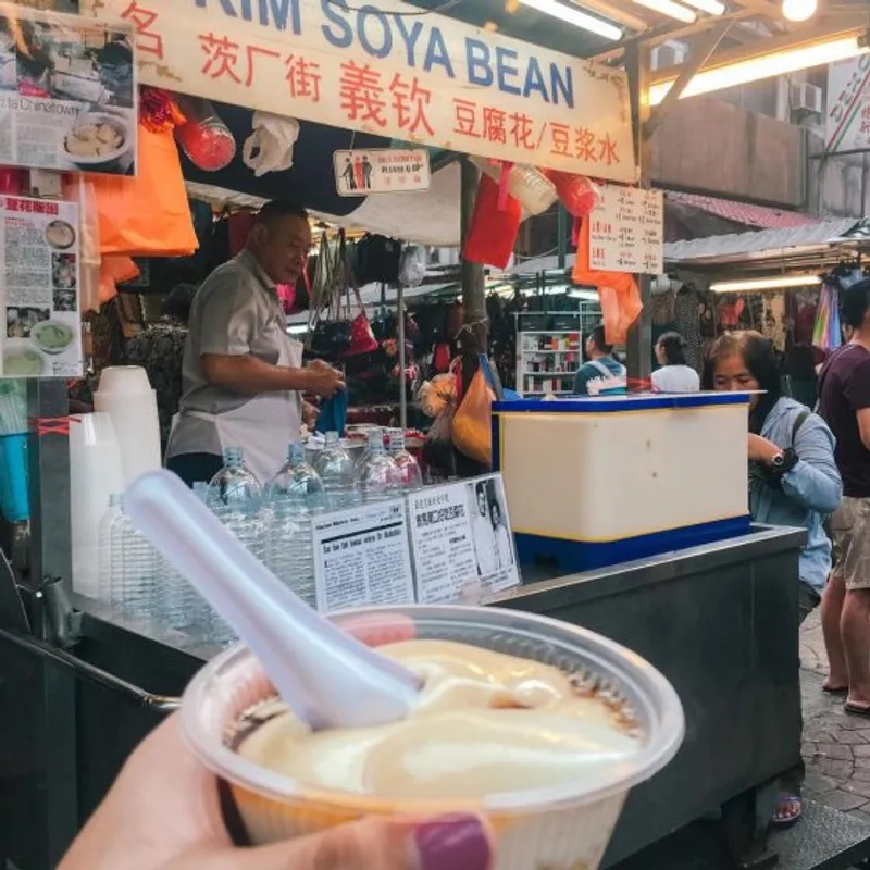 Quán đậu nành Kim (Kim Soya Bean). Quán thu hút người địa phương và khách du lịch trong 70 năm bằng món tàu hủ mềm (giống tàu hủ đường hay tào phớ của Việt Nam) và sữa đậu nành. Tàu hủ ở đây mềm, mịn ăn cùng nước đường trắng hoặc nước đường đen. Sữa đậu nành có thêm sương sáo, có thể uống lạnh hoặc nóng. Du khách đứng xếp hàng dài nhưng quán phục vụ rất nhanh. Địa chỉ: Jalan Hang Lekir, Kuala Lumpur; mở cửa từ 9g30 - 21g30 hàng ngày. 
