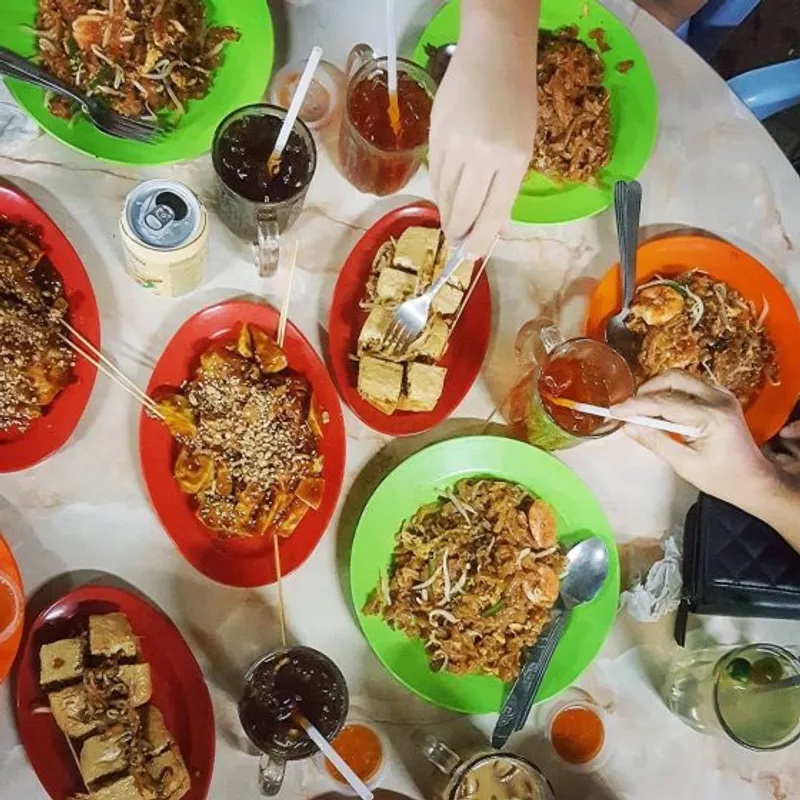 Quán mì Lau Wan Kuetiau. Đây là quán ăn gia đình bán mì xào char kuey teow được nhiều thế hệ ở Petaling Jaya, bang Selangor (giáp Kuala Lumpur) yêu thích. Bán từ những năm 1980, ông Lau Wan cùng vợ và con trai phục vụ những dĩa mì ngon, tròn vị. Địa chi: Selera Wawasan,13, Jln. SS 3/33, đại học Taman, 47300 Petaling Jaya, Selangor. Bán từ 16g -21g30 hàng ngày và nghỉ ngày thứ Ba.