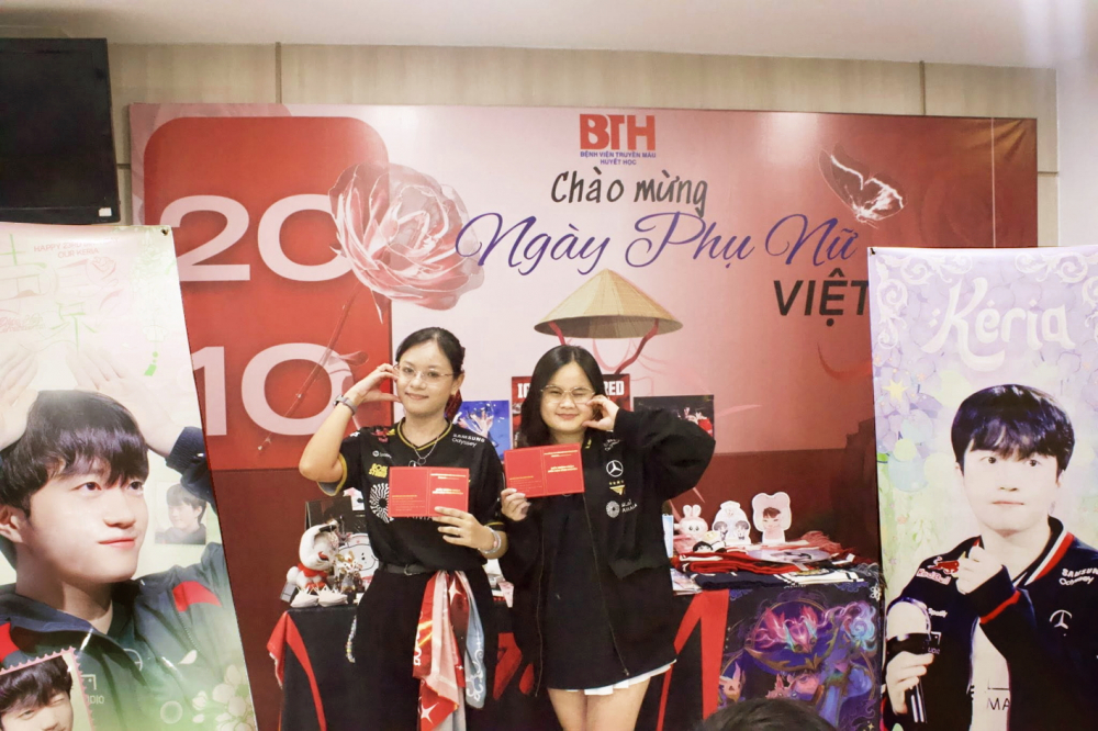 Bảo Trân (bên trái) chụp ảnh lưu niệm tại điểm tổ chức hiến máu nhân dịp sinh nhật tuyển thủ Keria - Ảnh do nhân vật cung cấp