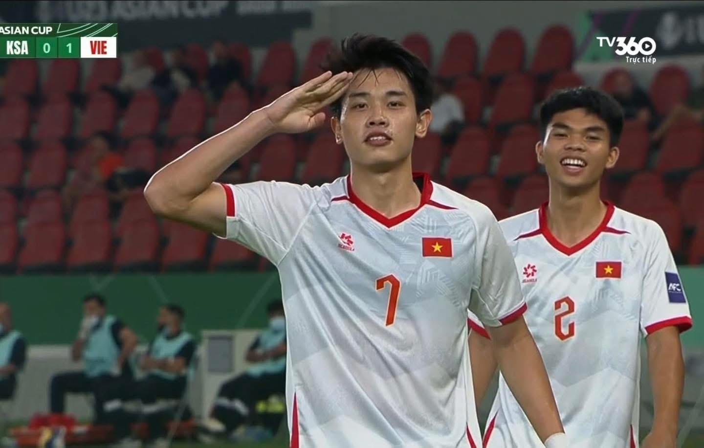 Đình Bắc thể hiện phẩm chất ngôi sao khi ghi bàn vào lưới Saudi
