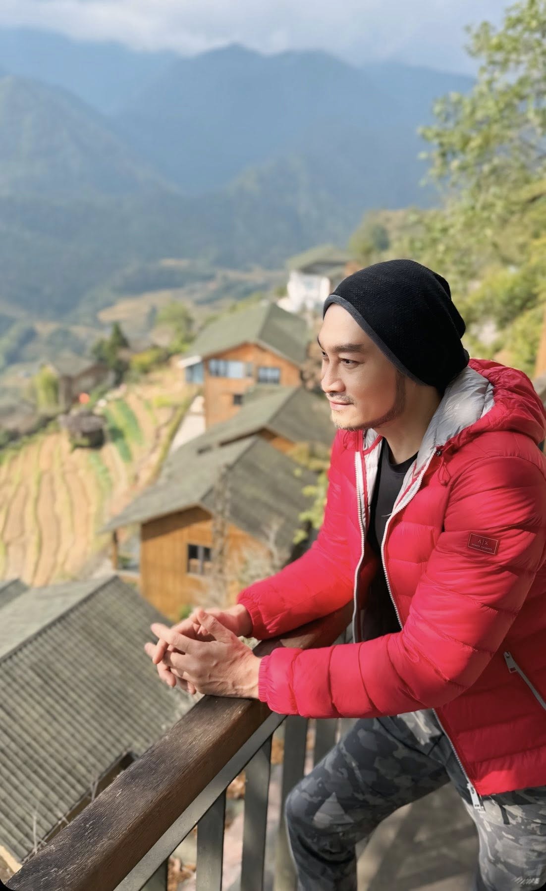 Nam diễn viên thi thoảng chia sẻ hình ảnh đi du lịch trên trang cá nhân