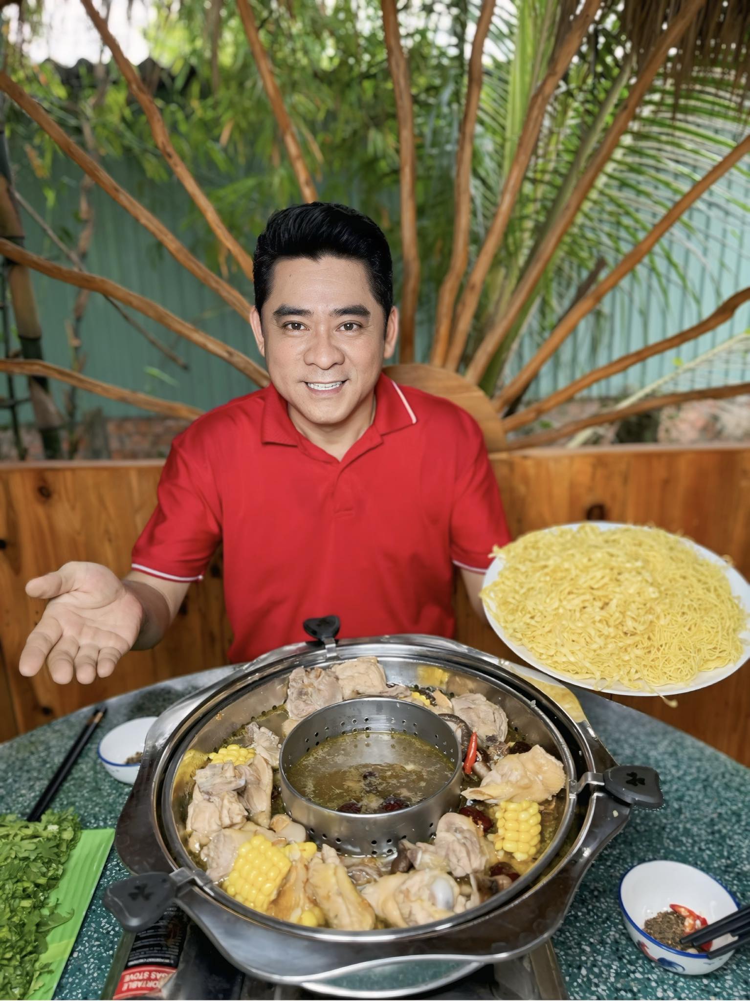 Những năm qua, Huỳnh Anh Tuấn được yêu mến qua những video nấu ăn chia sẻ trên mạng xã hội 