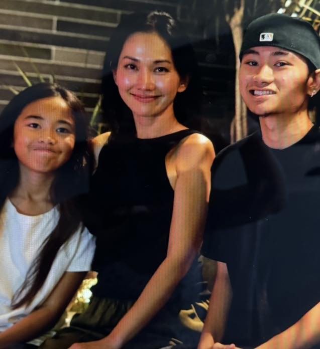 Kim Hiền chia sẻ hình ảnh bên cạnh 2 con