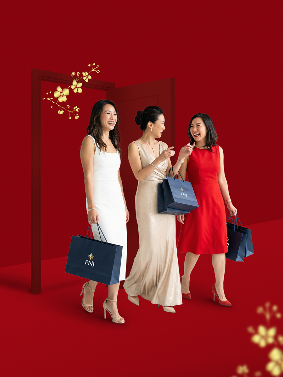 Trải qua một năm nhiều biến động, người Việt vẫn giữ tinh thần lạc quan trước năm mới - Ảnh: PNJ