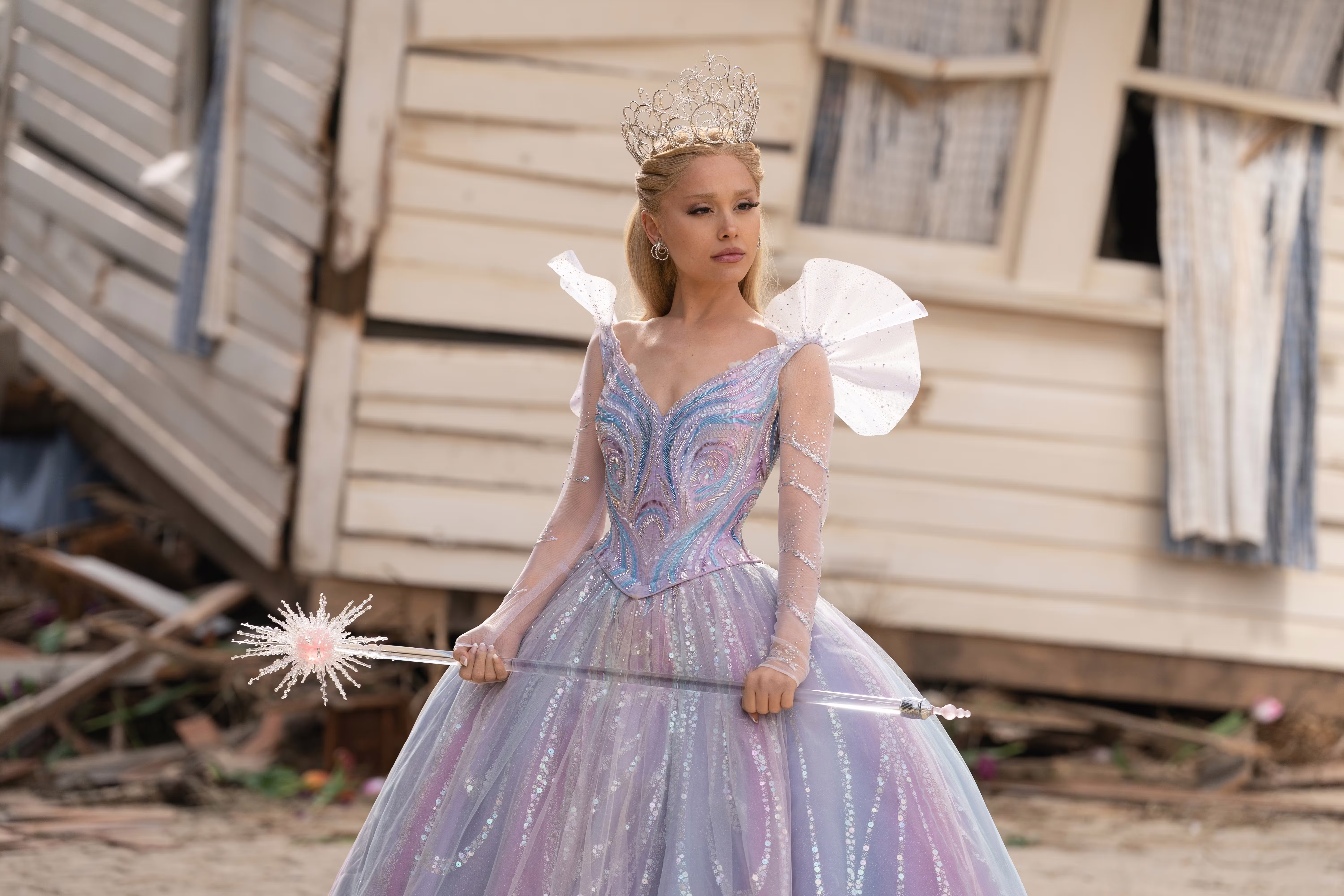  The Girl in the Bubble do Ariana Grande thể hiện được xem là điểm nhấn của Glinda. Ảnh: Universal Pictures
