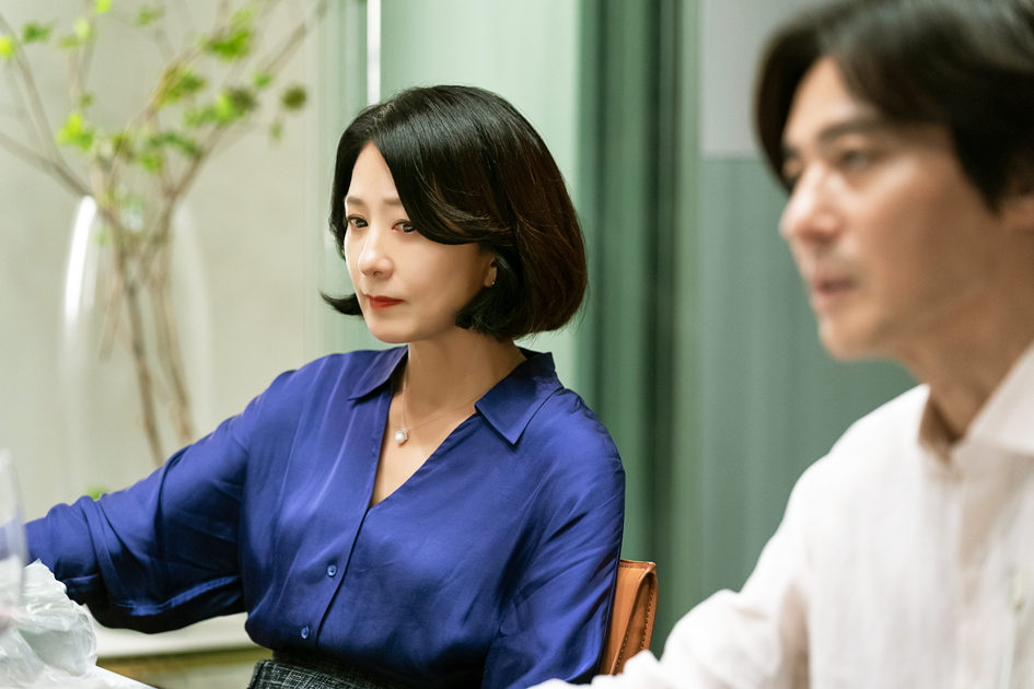 A Normal Family cho thấy dạy con, chăm sóc gia đình không còn là chuyện cá nhân mà bị đặt trong những chuẩn mực, giá trị khắt khe của xã hội - Nguồn ảnh: Hive Media Corp