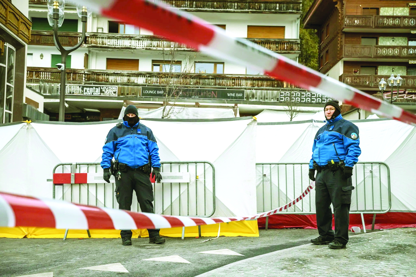 Cảnh sát bên ngoài quán bar Le Constellation, nơi xảy ra vụ hỏa hoạn khiến nhiều người thiệt mạng trong lễ đón năm mới tại Thụy Sĩ - ẢNH: SERGEY PONOMAREV (The New York Times)