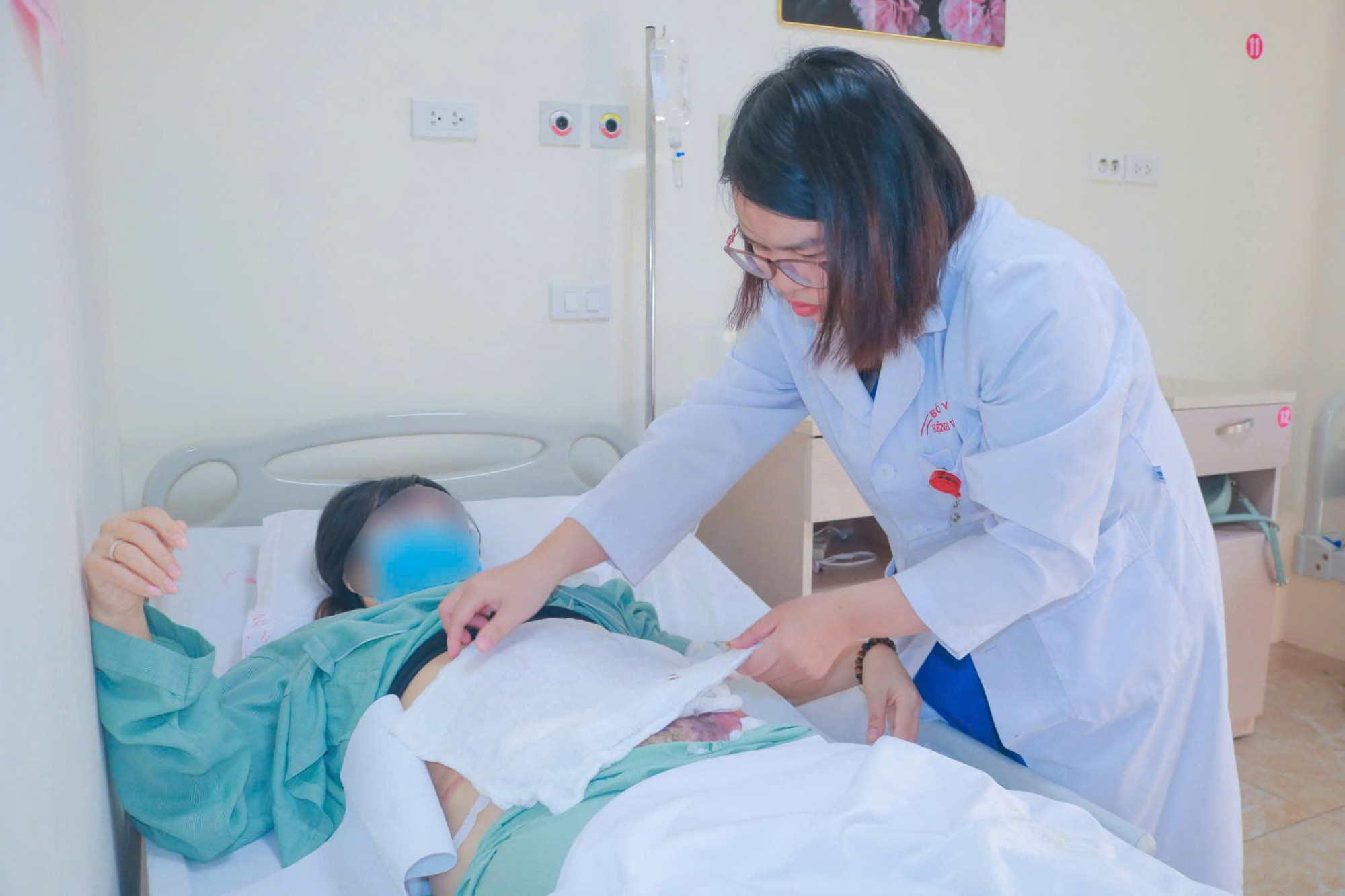 Nữ bệnh nhân nhập viện cấp cứu sau khi thực hiện hút mỡ, ghép mỡ tại cơ sở tư nhân - ảnh: Bệnh viện cung cấp