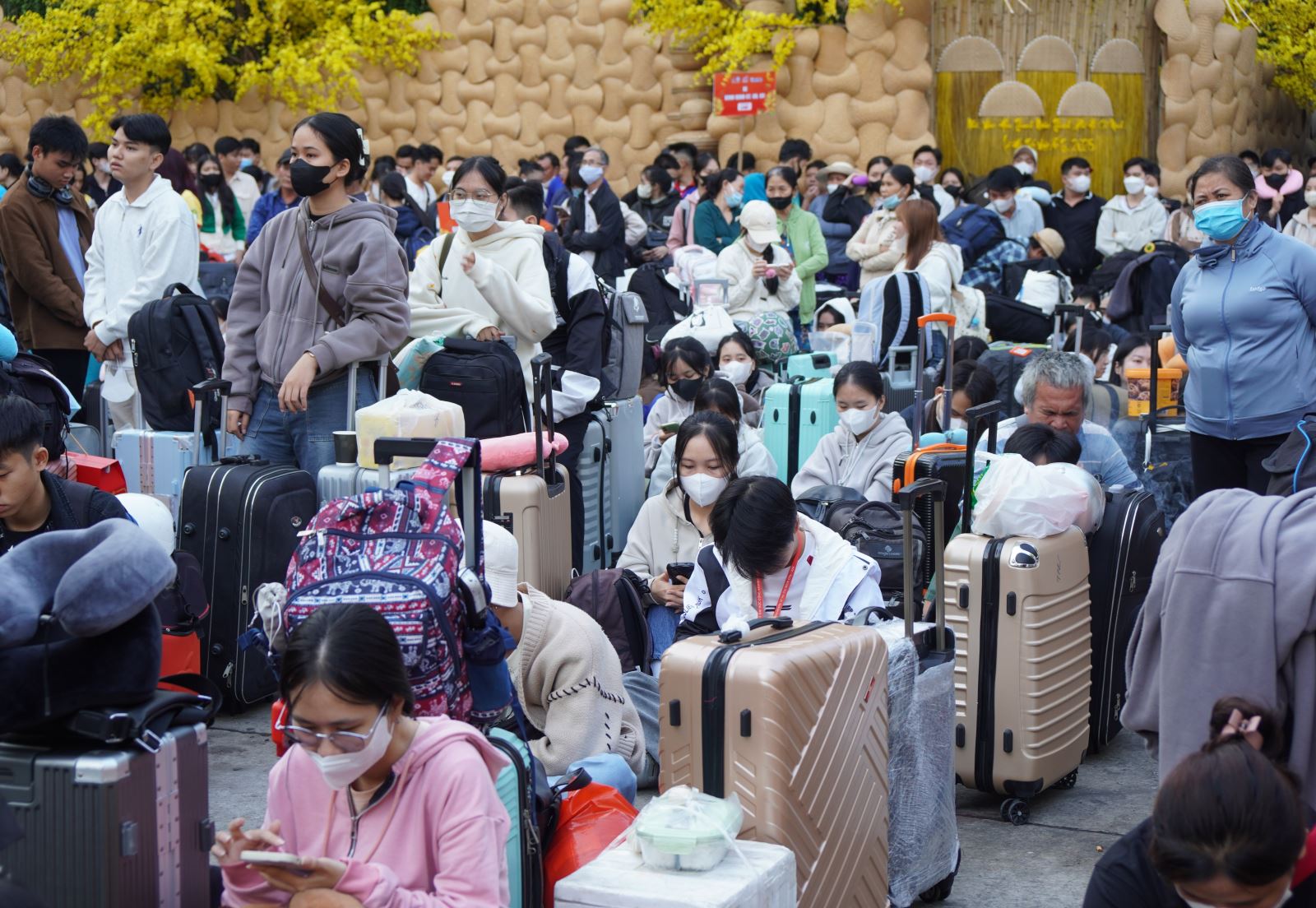 Nhiều doanh nghiệp TPHCM tăng thưởng Tết Người lao động, sinh viên khó khăn chờ lên xe về quê đón Tết Ất Tỵ 2025