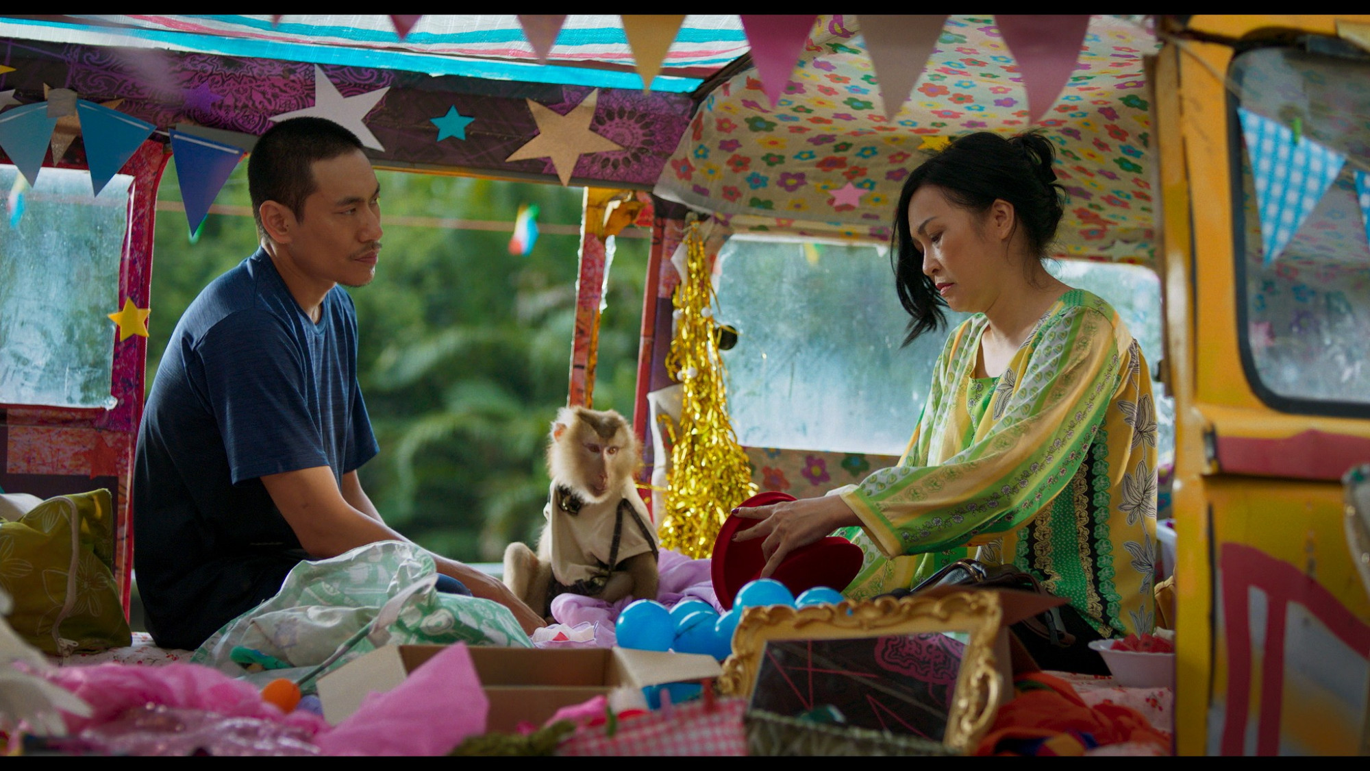 Ca sĩ Phương Thanh (phải) tái xuất với vai bà bầu đoàn xiếc 