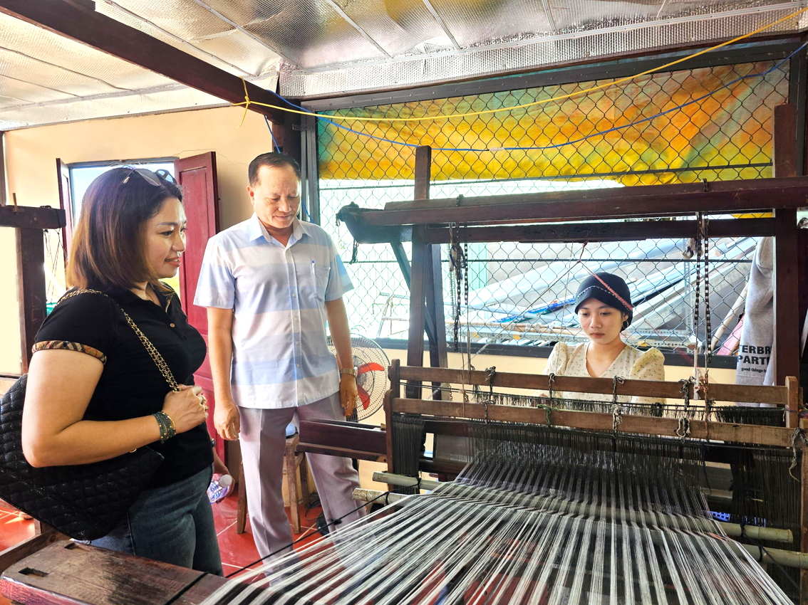 Du khách tham quan không gian dệt thổ cẩm Chăm tại cơ sở sản xuất của ông Mohamad