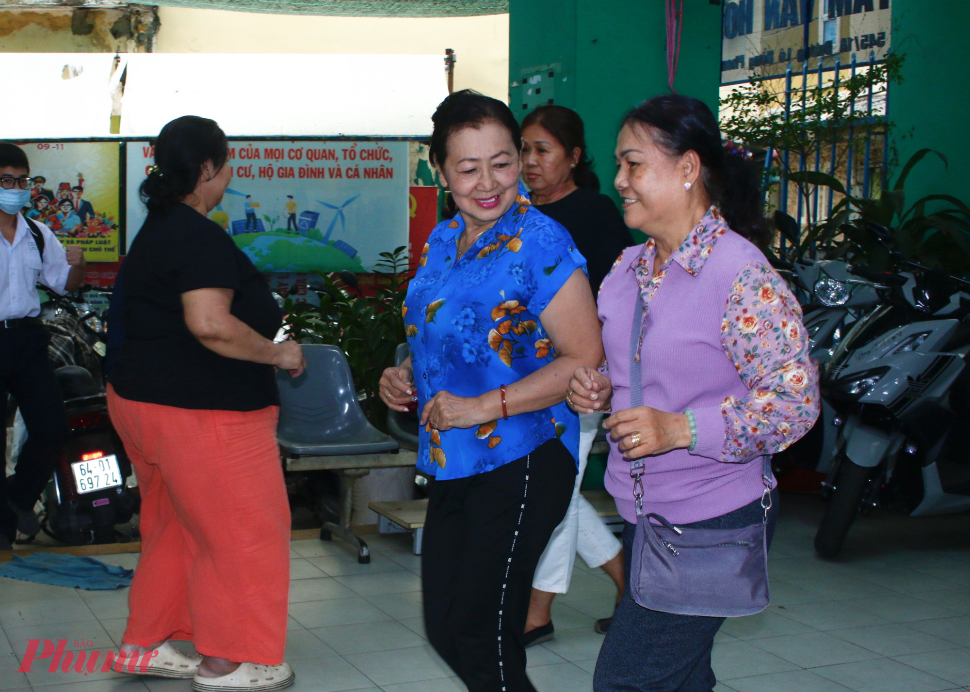 Các thành viên CLB thực hành nhảy những động tác khiêu vũ