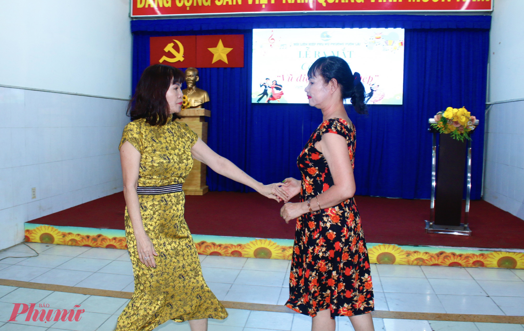 Cô giáo Lê Thị Thanh Oanh thực hiện những động tác mẫu với các thành viên