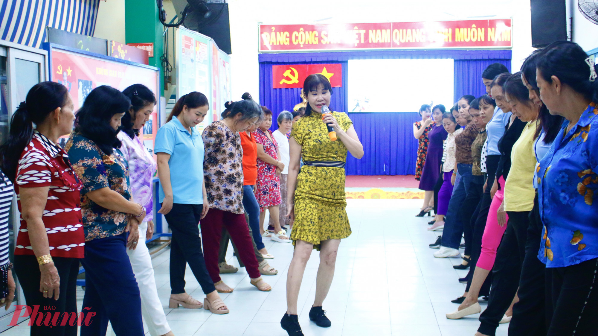 Cô giáo Lê Thị Thanh Oanh bắt đầu hướng dẫn những động tác cơ bản đầu tiên