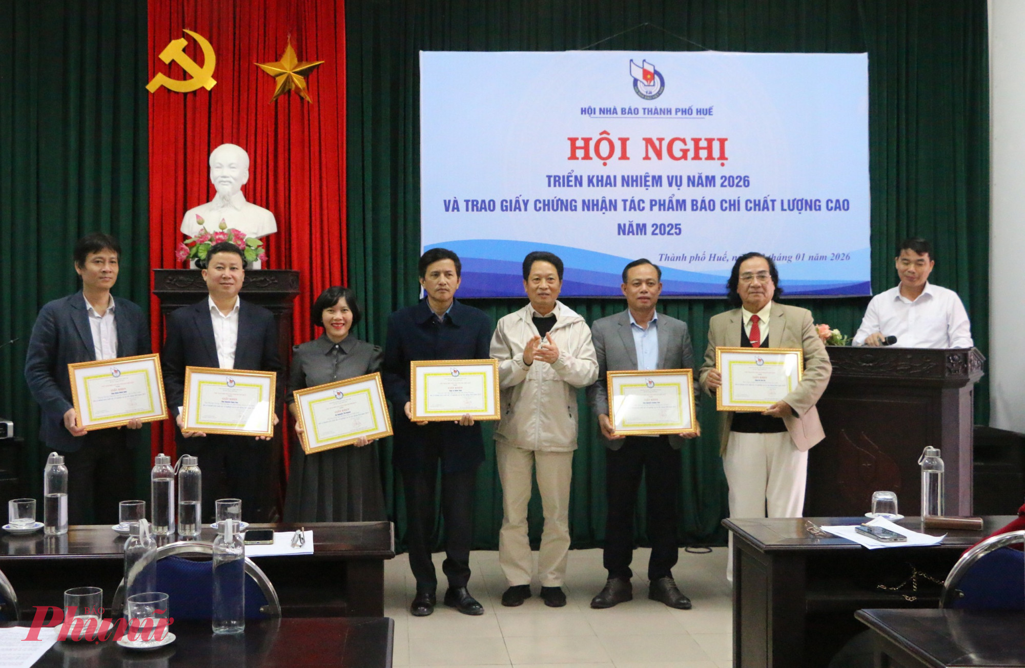 Dịp này Hội Nhà báo TP Huế đã trao giấy khen cho các tập thể chi hôị, đã có thành tích xuất sắc trong nghiệp vụ và công tác hội năm 2025
