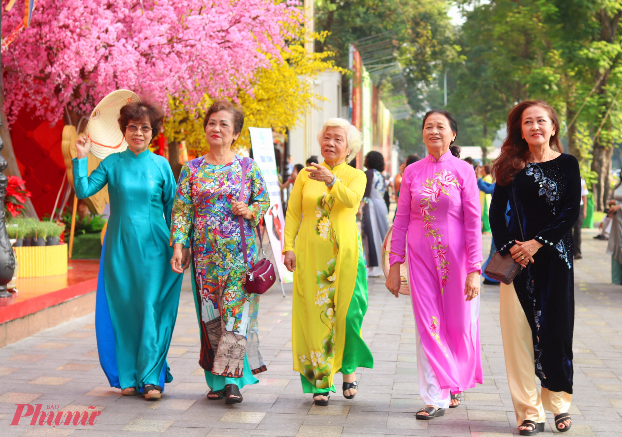 Tủ “Áo dài yêu thương” của Hội LHPN phường Sài Gòn có rất nhiều kiểu áo và màu sắc cũng rất phong phú - Ảnh: Mẫn Nhi