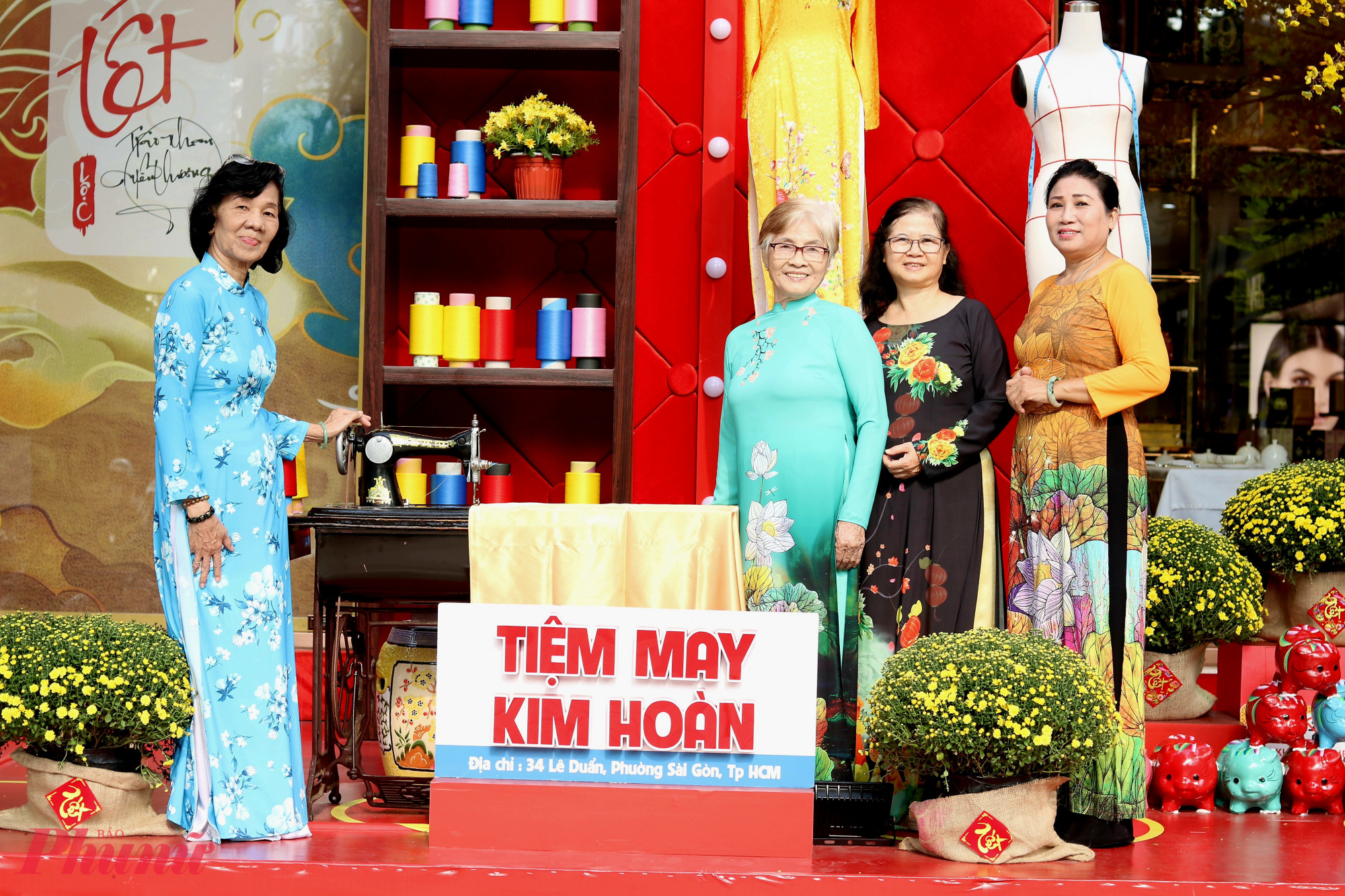 Sau khi mặc chụp ảnh để tải lên tủ áo dài trực tuyến. Các dì, các chị sẽ giặt ủi sạch sẽ từng bộ áo dài trước khi trao đến chị em có nhu cầu - Ảnh: Mẫn Nhi