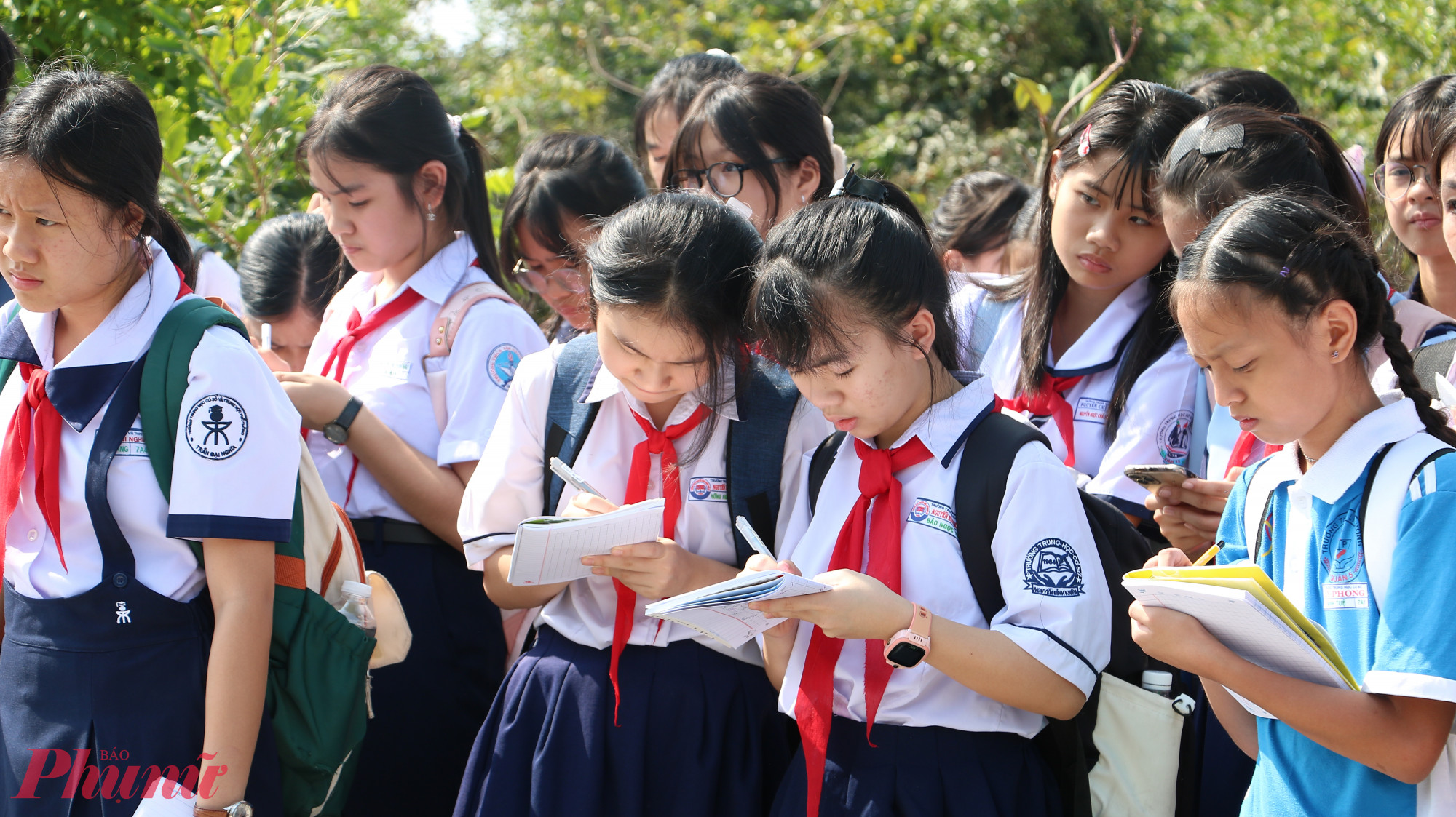 Học sinh ghi chép những thông tin về cuộc đời nhà bác học Lê Quý Đôn - Ảnh: Trang Thư