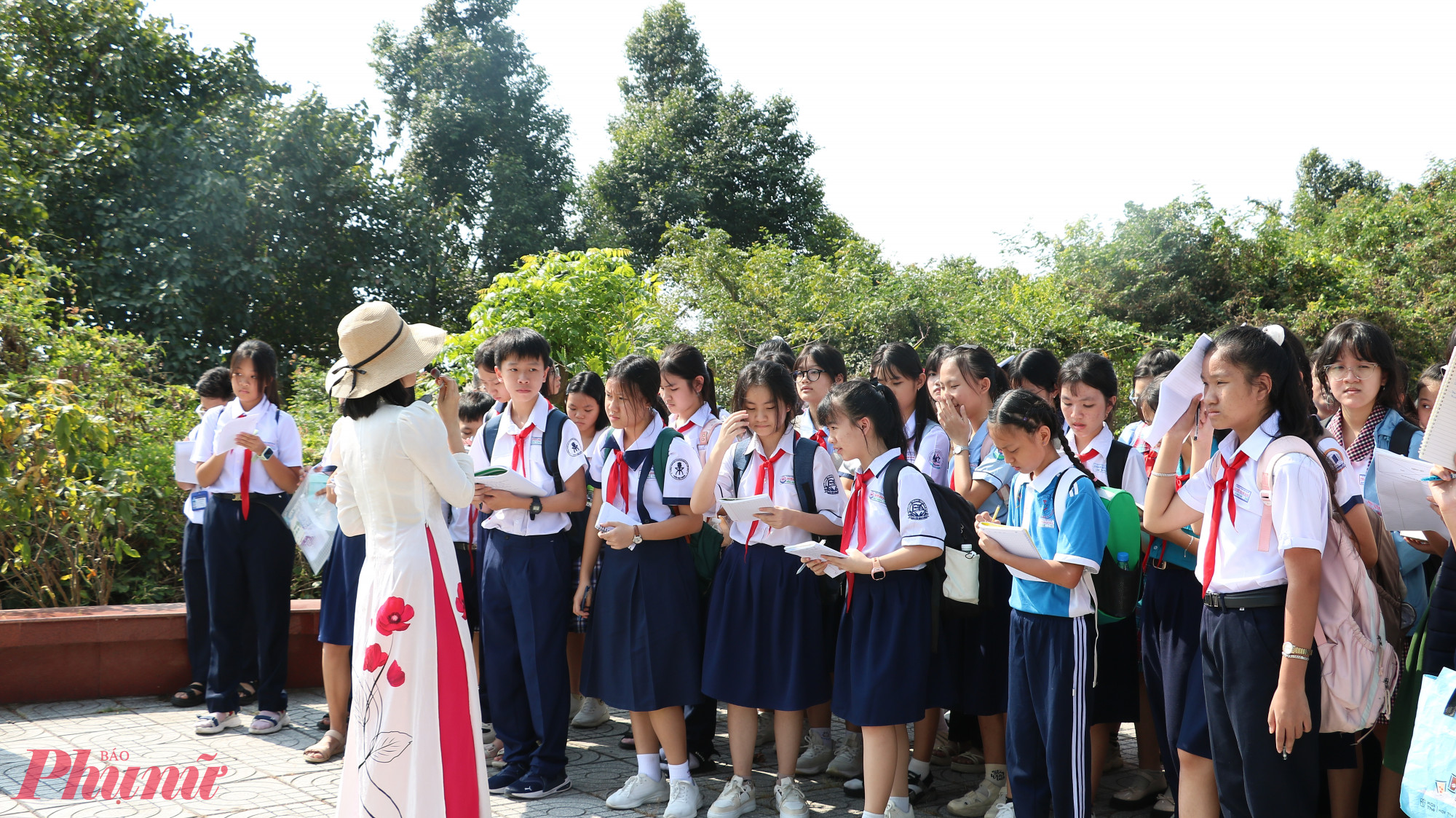 Học sinh lắng nghe và trả lời những câu hỏi về cuộc đời của nhà bác học Lê Quý Đôn - Ảnh: Trang Thư