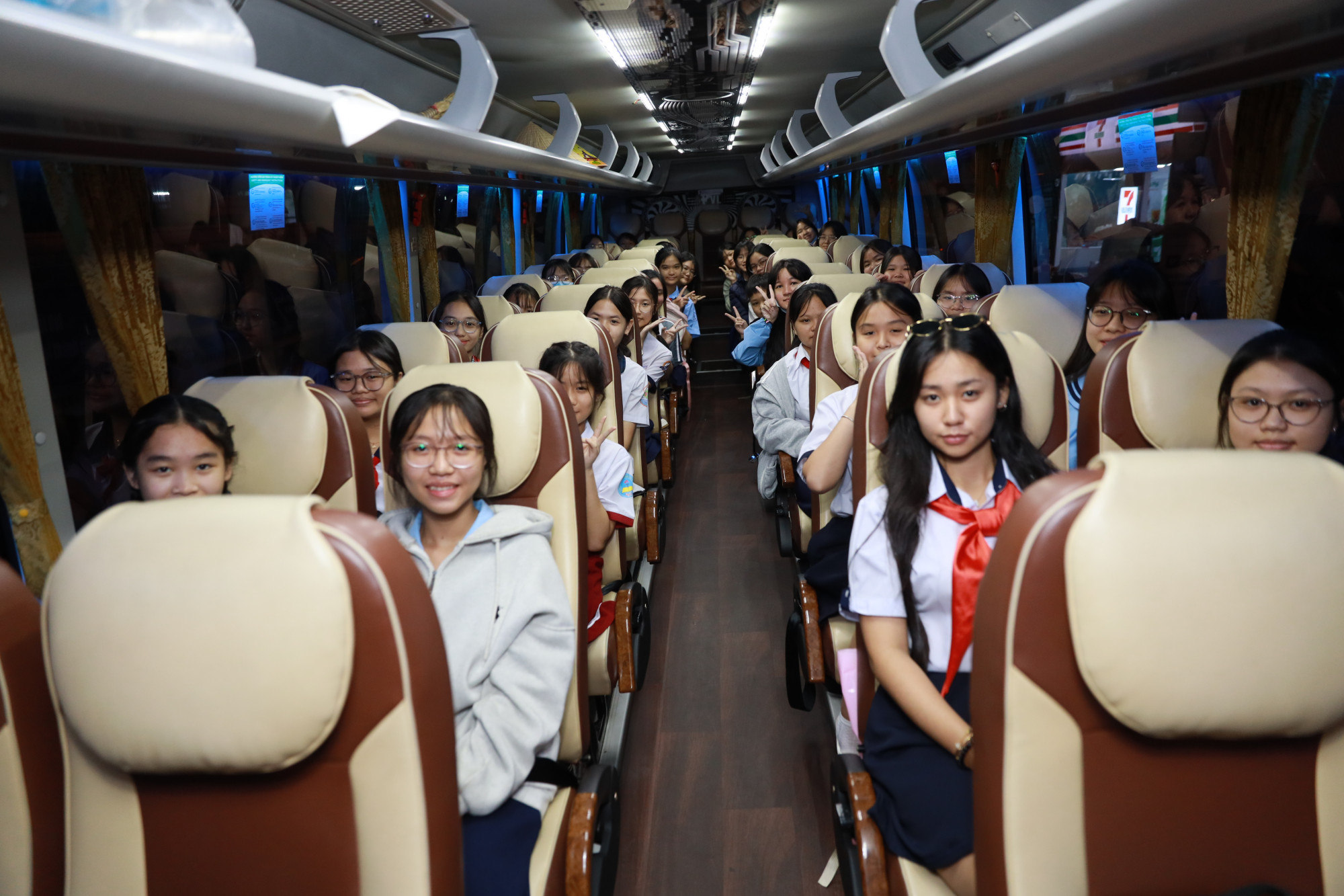 Học sinh khu vực I (TPHCM cũ) và khu vực II (Bình Dương cũ) cùng nhau trải qua hành trình dài đến điểm thi - Ảnh: BTC