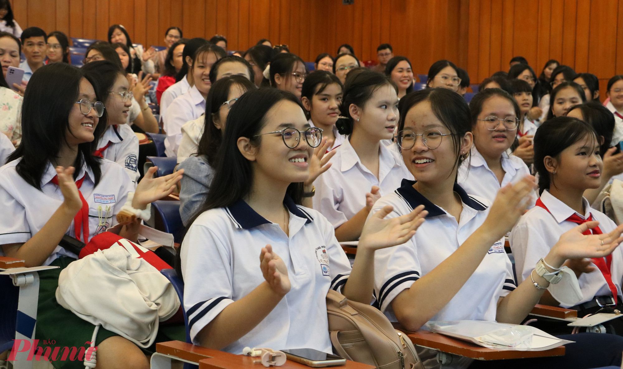 Học sinh giao lưu trước khi bước vào các hoạt động - Ảnh: Trang Thư