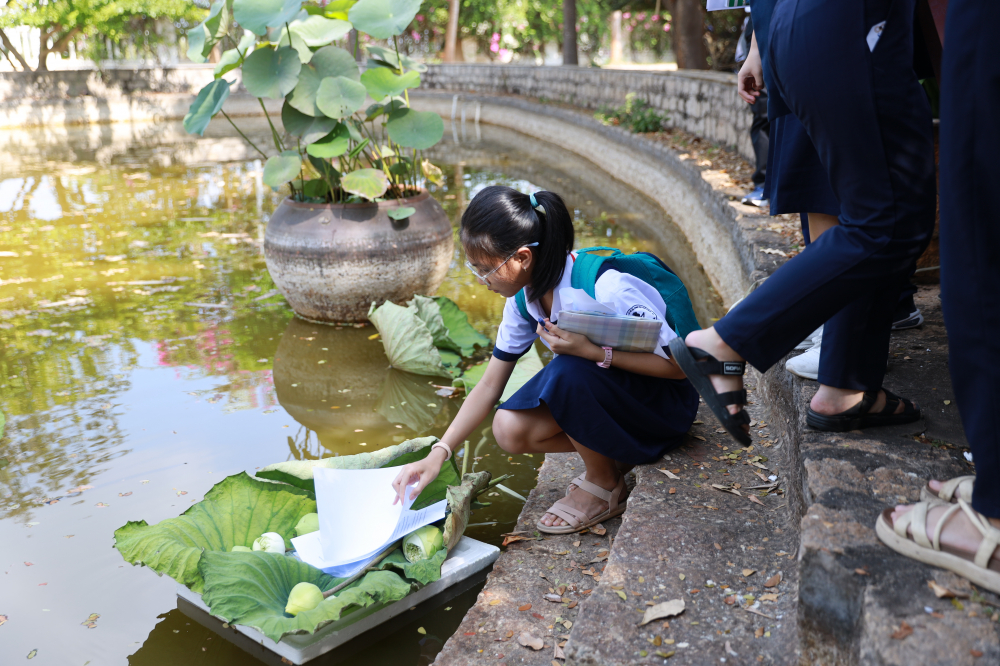 Học sinh nhận thông tin từ cây và nước - Ảnh: BTC