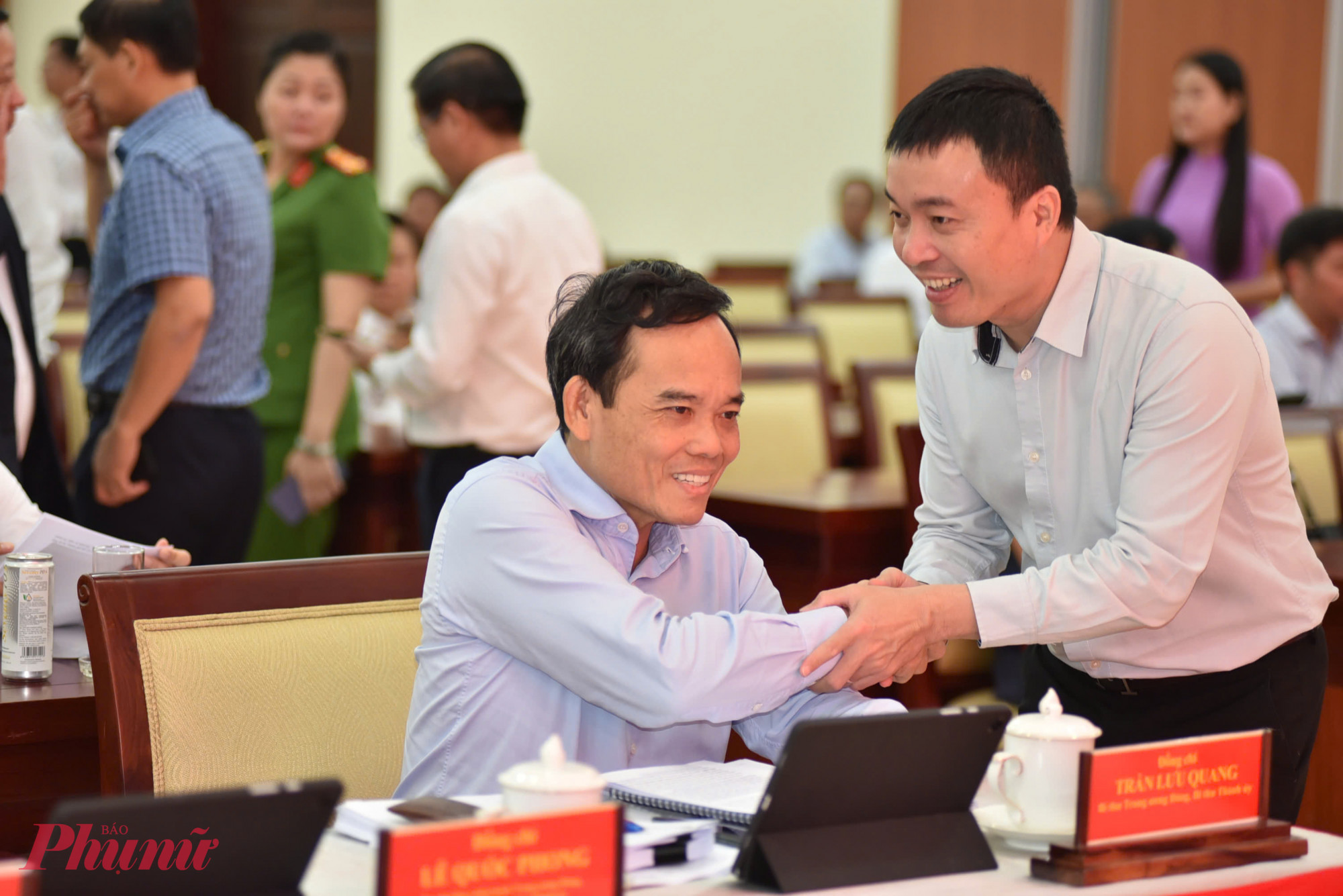 Bí thư Thành uỷ TPHCM Trần Lưu Quang trao đổi cùng các đại biểu tại hội nghị - Ảnh: Thanh Tâm