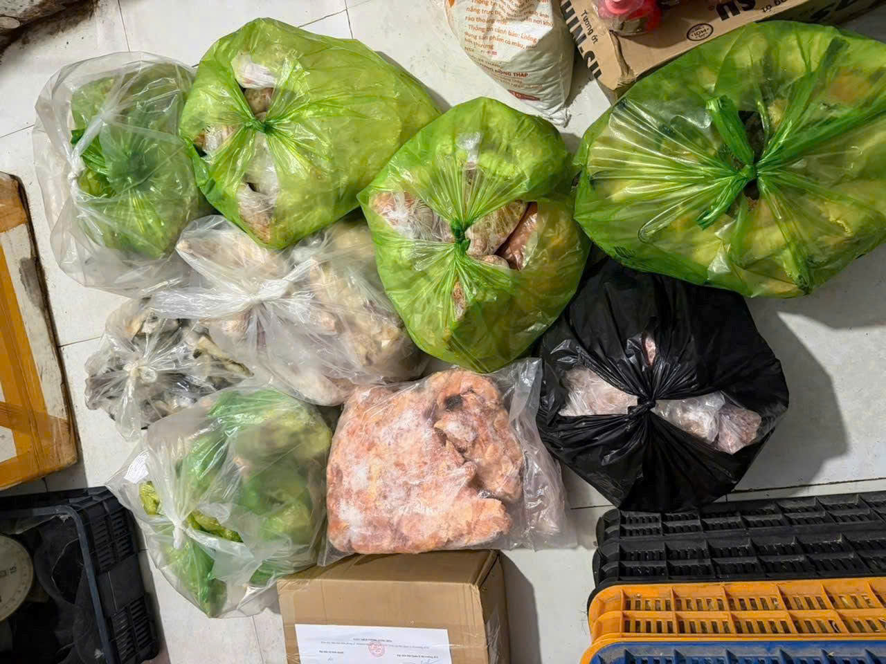 Lực lượng chức năng phát hiện lượng lớn thực phẩm đông lạnh không rõ nguồn gốc