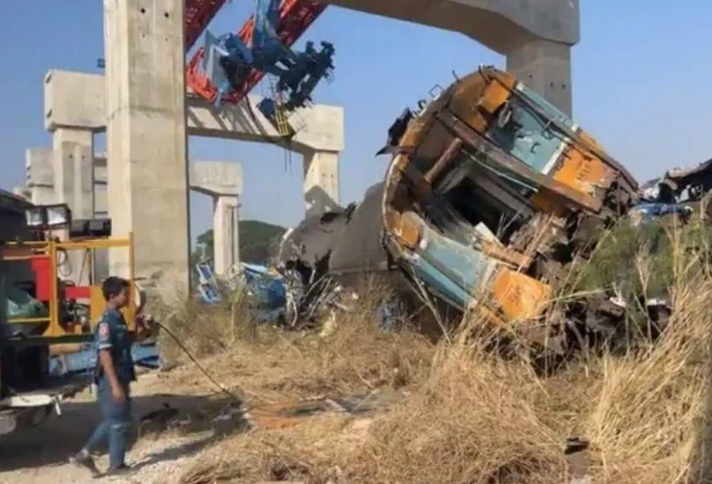 Hiện trường đoàn tàu bị nạn sau khi cần cẩu rơi trúng. Ảnh: BKK 