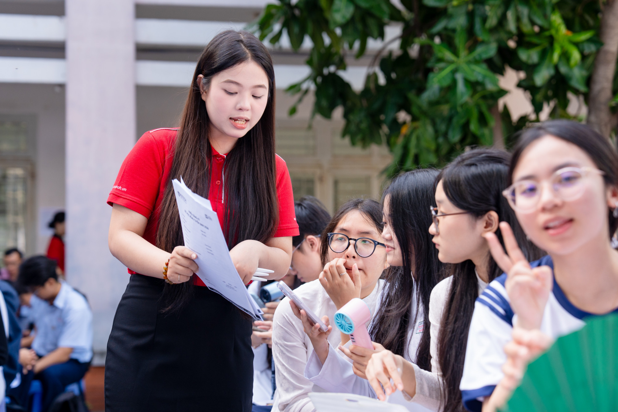 sinhHọc sinh tham gia chương trình tư vấn tuyển sinh vào tháng 10/2025 tại Trường THPT Hoàng Hoa Thám (TPHCM) để được tư vấn chọn ngành phù hợp - ẢNH: NGUYỄN LOAN