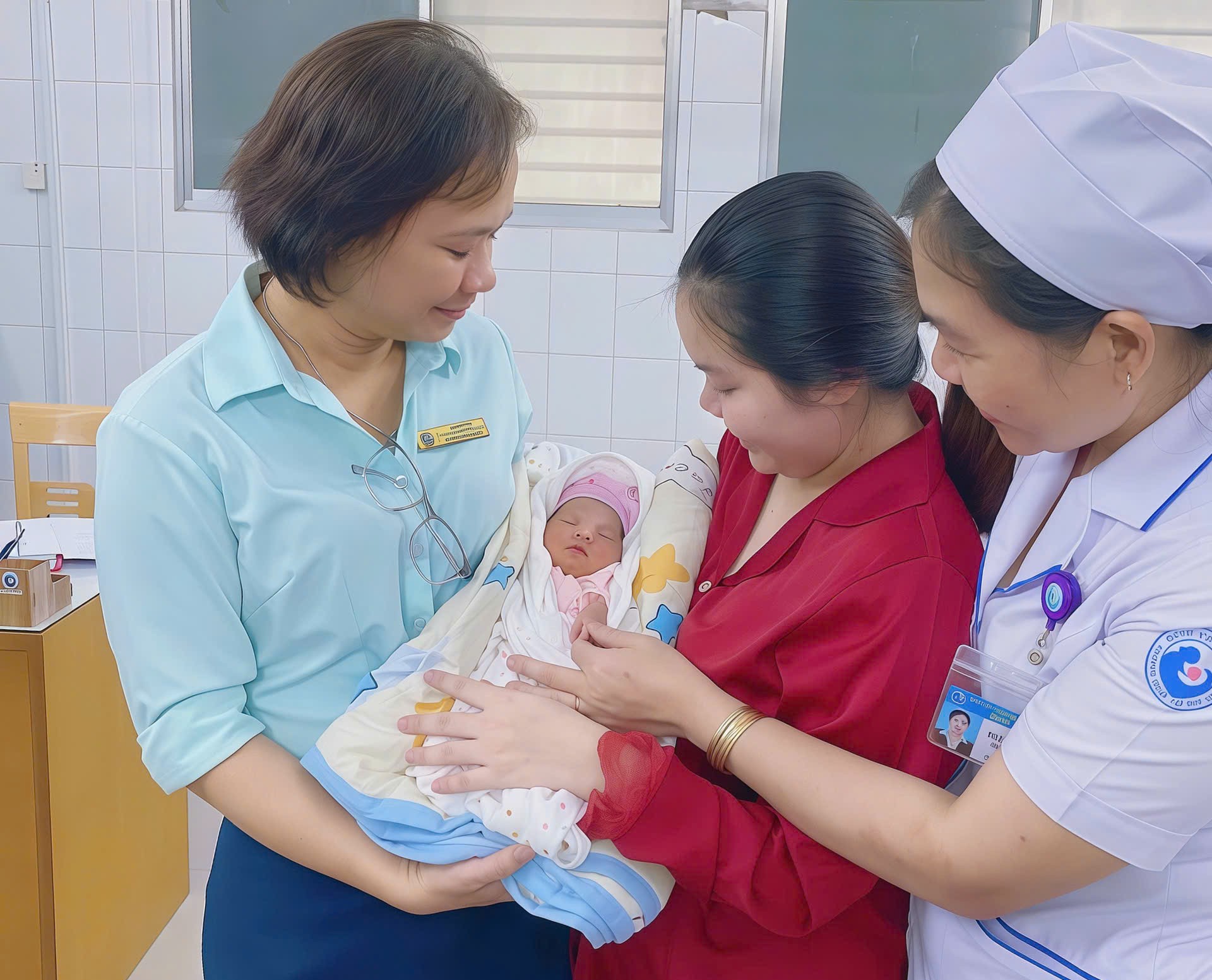 Bé gái ngủ ngon trong vòng tay mẹ và nhân viên y tế Bệnh viện Từ Dũ, ảnh BVCC