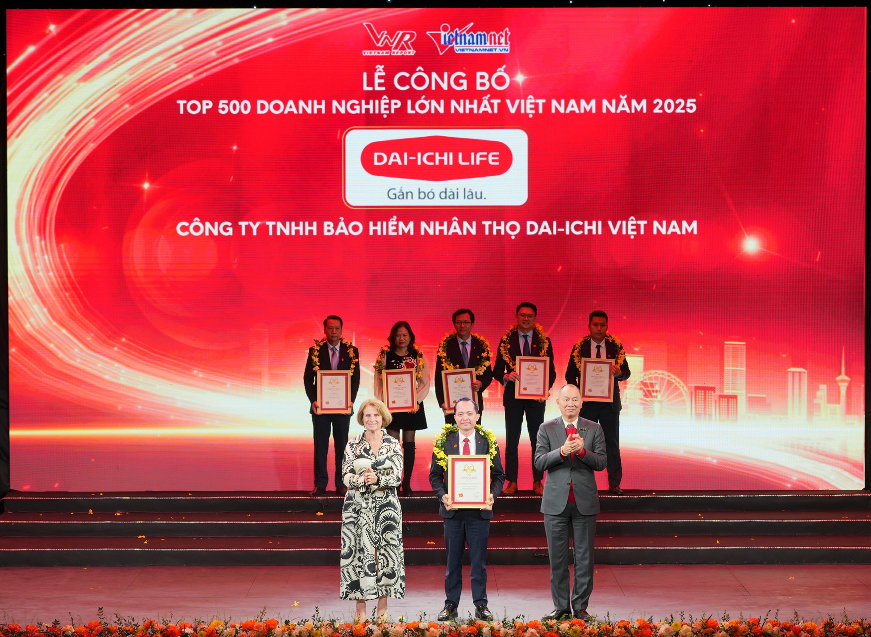 Bà Hồ Thị Việt Nga - Giám đốc Thương hiệu & Marketing Dai-ichi Life Việt Nam nhận giải “Top 50 Doanh nghiệp xuất sắc Việt Nam 2025” - Ảnh: Dai-ichi Life Việt Nam