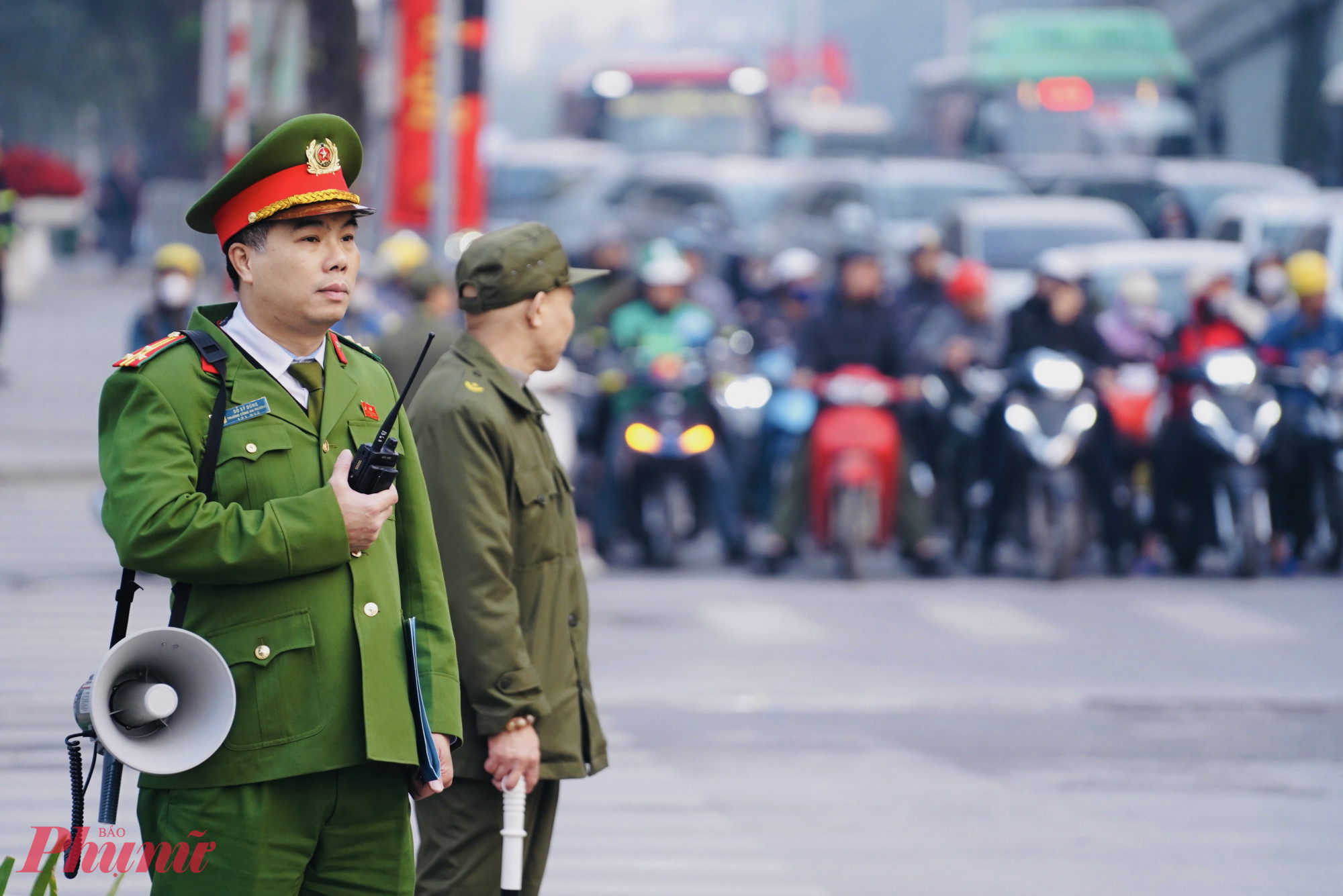 Thượng tá Đỗ Sỹ Dũng, Trưởng Công an phường Giảng Võ cho biết đã quán triệt đầy đủ phương án bảo đảm an ninh, trật tự do Đảng ủy và Ban Giám đốc Công an thành phố triển khai, huy động 100% cán bộ chiến sĩ tham gia nhiệm vụ trong thời gian diễn ra Đại hội. Lực lượng tập trung bảo vệ hai khu vực trọng điểm là khách sạn Daewoo và Lotte – nơi có gần 500 đại biểu nghỉ ngơi, đồng thời huy động lực lượng an ninh trật tự cơ sở phối hợp hỗ trợ.