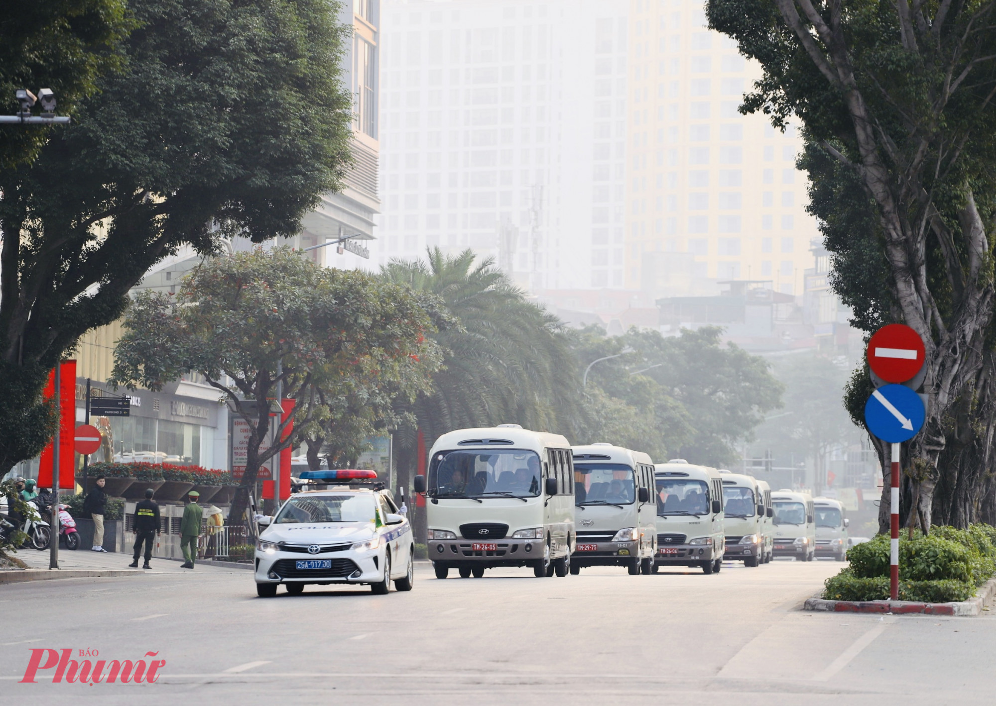 Đoàn xe di chuyển qua đường Kim Mã.