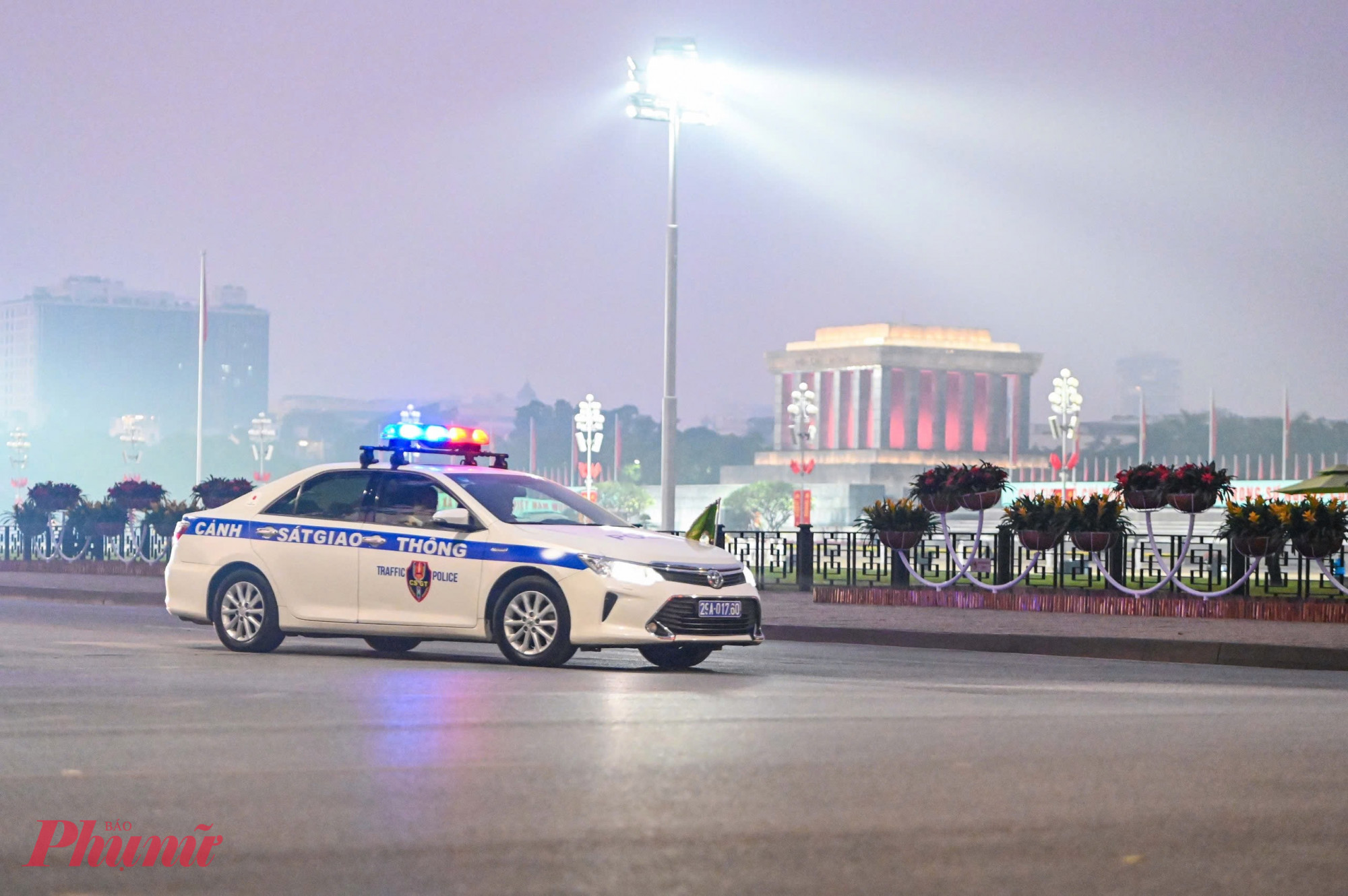 Từ 6h sáng, hàng chục phương tiện từ các hướng giả định như các khách sạn, Trung tâm Hội nghị Quốc gia… lên phương án hướng về khu vực Ba Đình.