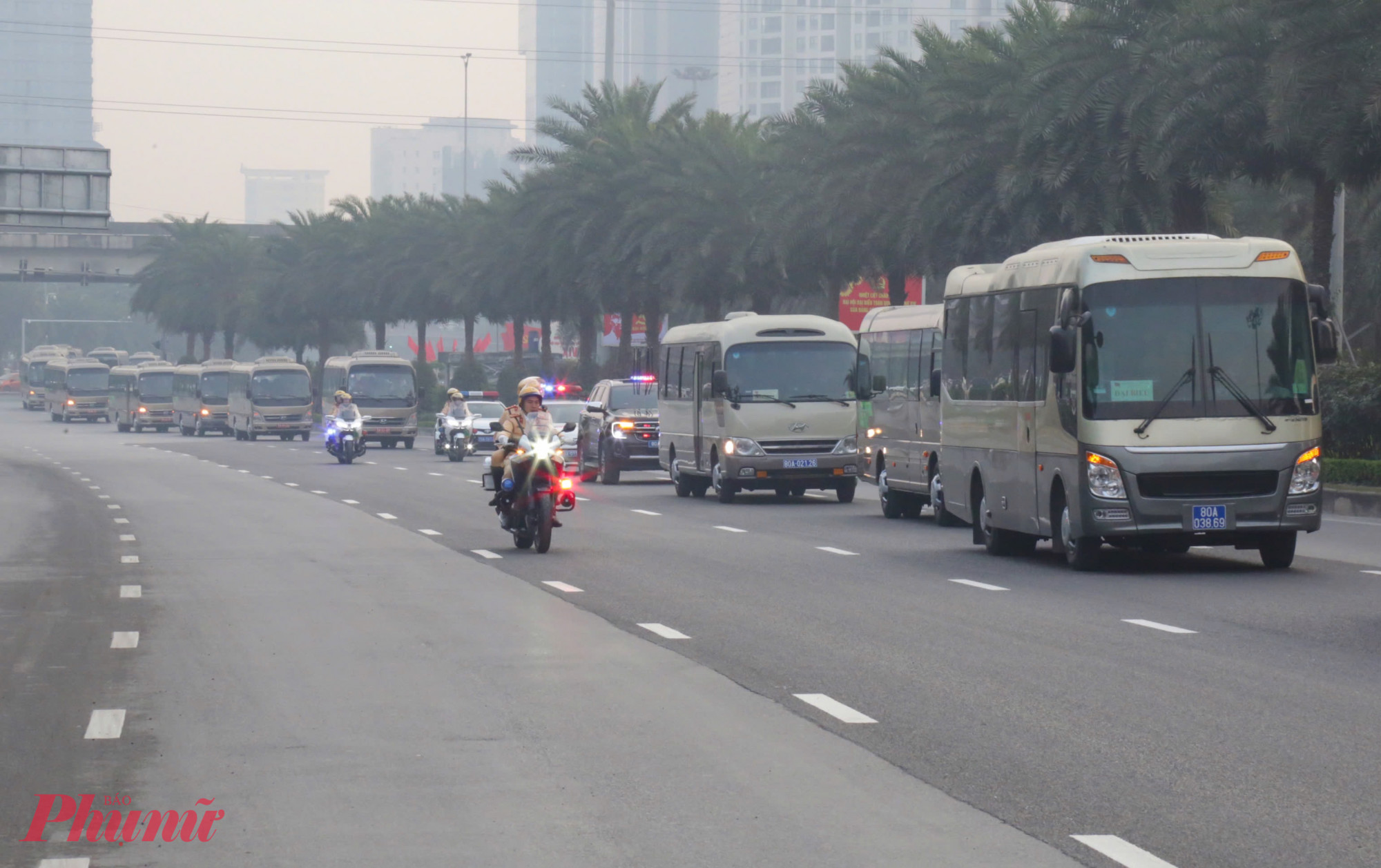 Đoàn xe di chuyển qua phố Trần Duy Hưng, hướng về lại Trung tâm Hội nghị Quốc gia