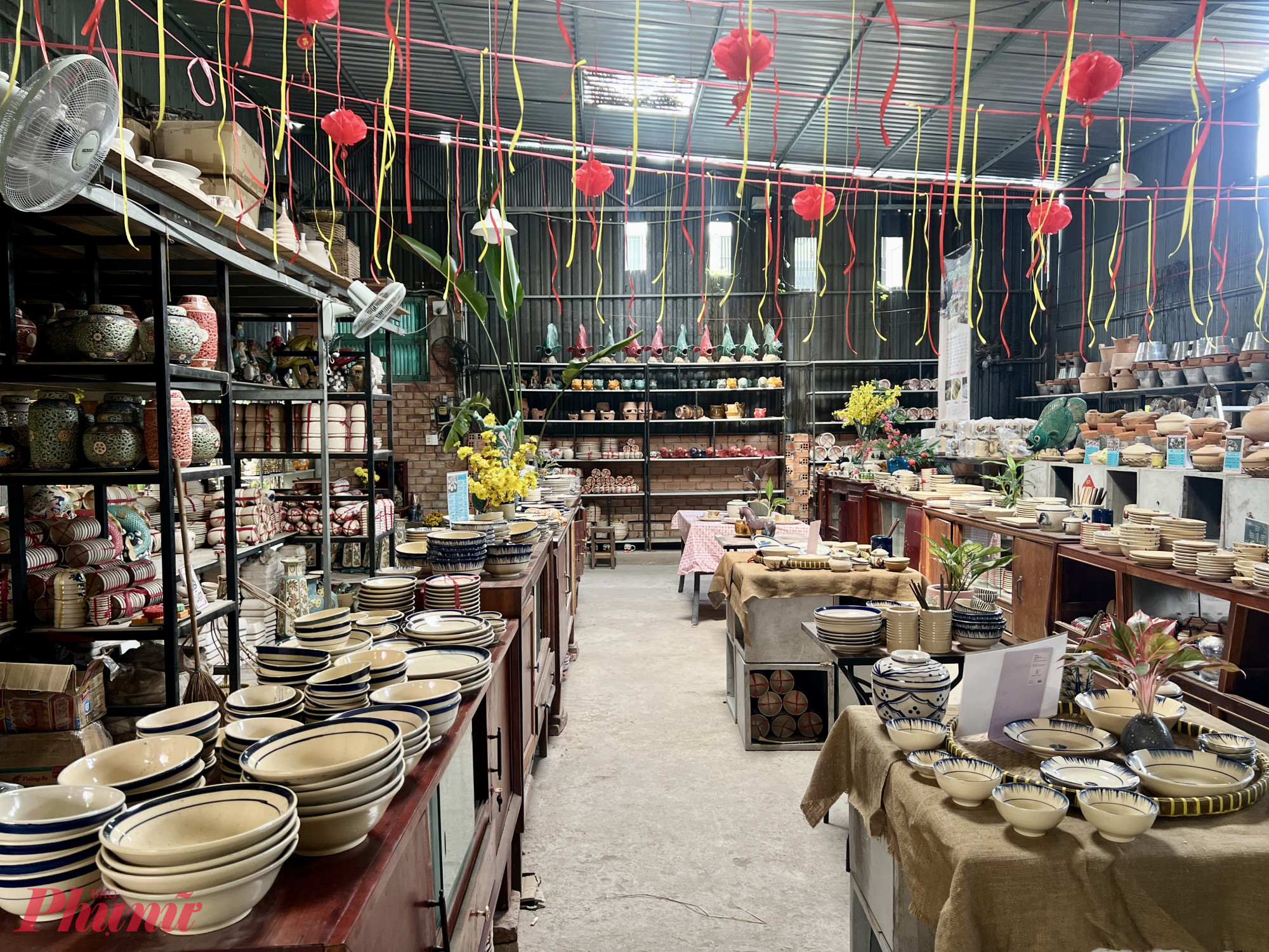 Bên trong khu vực làm gốm, khách tham quan còn có thể trực tiếp xem các nghệ nhân vẽ gốm, tạo hình, nung gốmtheo phương pháp truyền thống. Những công đoạn tưởng chừng chỉ còn trong sách vở nay hiện ra sống động, chậm rãi và đầy cuốn hút.