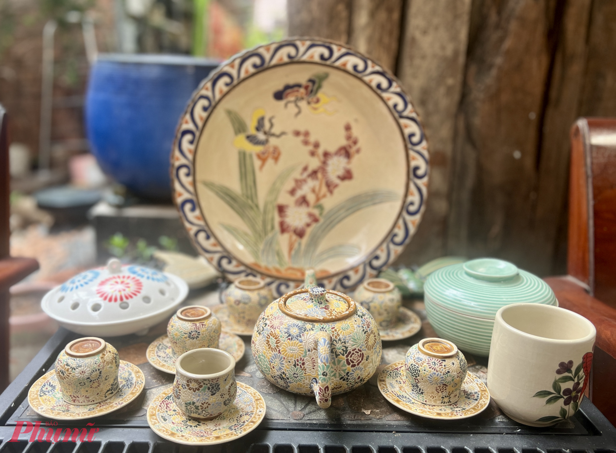 Những sản phẩm đồ gồm được vẽ tỉ mỉ, trang trí đẹp mắt của những người thợ thủ công lành nghề tại thủ phủ gốm Lái Thiêu.