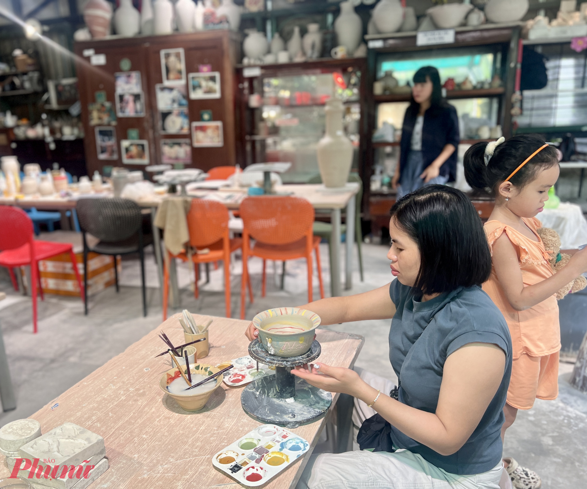 Khách tham quan có thể chọn nhiều hình thức khác nhau gồm: vẽ gốm khoảng 50.000 đồng/60 phút  Nặn gốm truyền thống: 351.000 đồng/120 phút  Xoay gốm: 378.000 đồng/120 phút