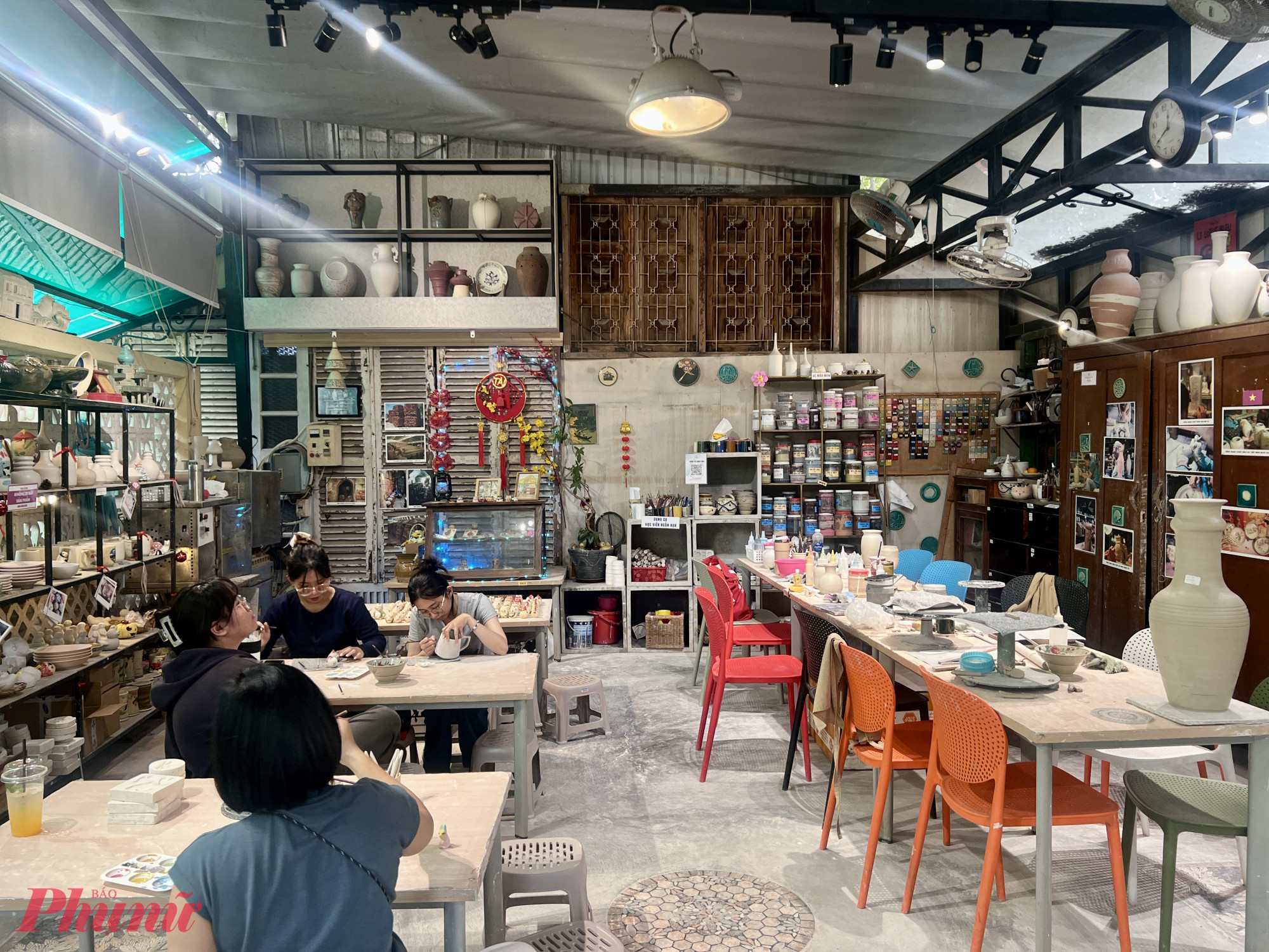 Mỗi buổi trải nghiệm đều có người hướng dẫn, giúp người tham gia hiểu hơn về chất đất, kỹ thuật tạo hình và sự kiên nhẫn cần có của nghề gốm – một nghề thủ công đòi hỏi cả tay nghề lẫn sự tĩnh tại.