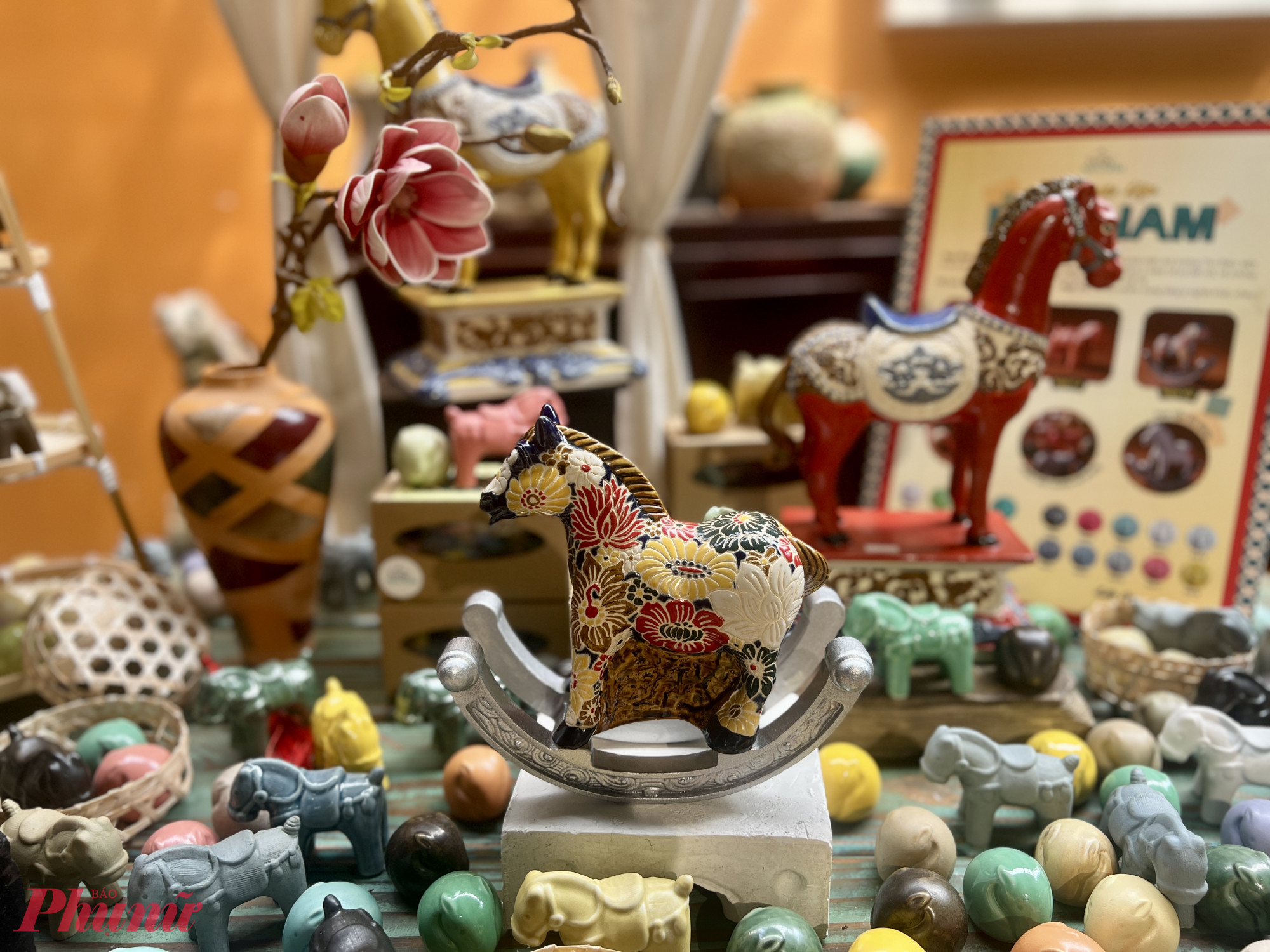 Linh vật Ngựa cũng nhiều kích thước dùng để trang trí cũng được bay bán để khách mua làm quà biếu, tặng.