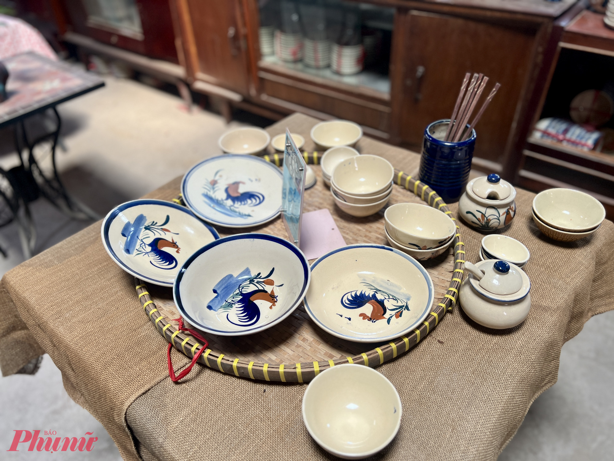 Những món đồ gốm mộc mạc, mang màu men đặc trưng Lái Thiêu, không chỉ là vật dụng mà còn là cách để mang một phần ký ức làng nghề về nhà.