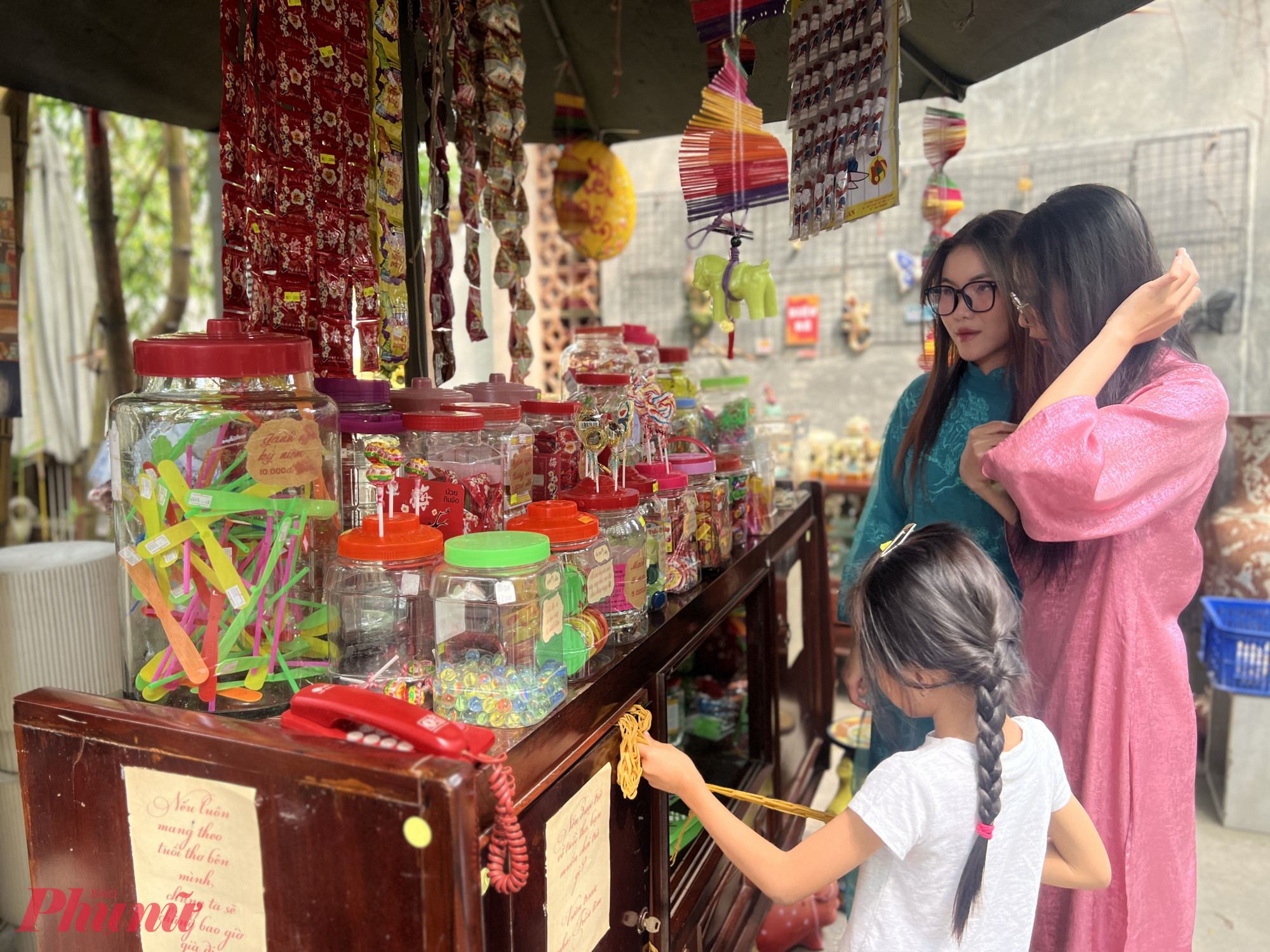 Không ồn ào, không hào nhoáng, Vườn Nhà Gốm Lái Thiêu mang đến một trải nghiệm Tết rất khác: Tết của sự tĩnh lặng, của những giá trị thủ công và ký ức làng nghề Nam Bộ. Với nhiều bạn trẻ TPHCM, đây không chỉ là một điểm check-in đẹp, mà còn là dịp để hiểu hơn về một nghề truyền thống đang được gìn giữ và làm mới.