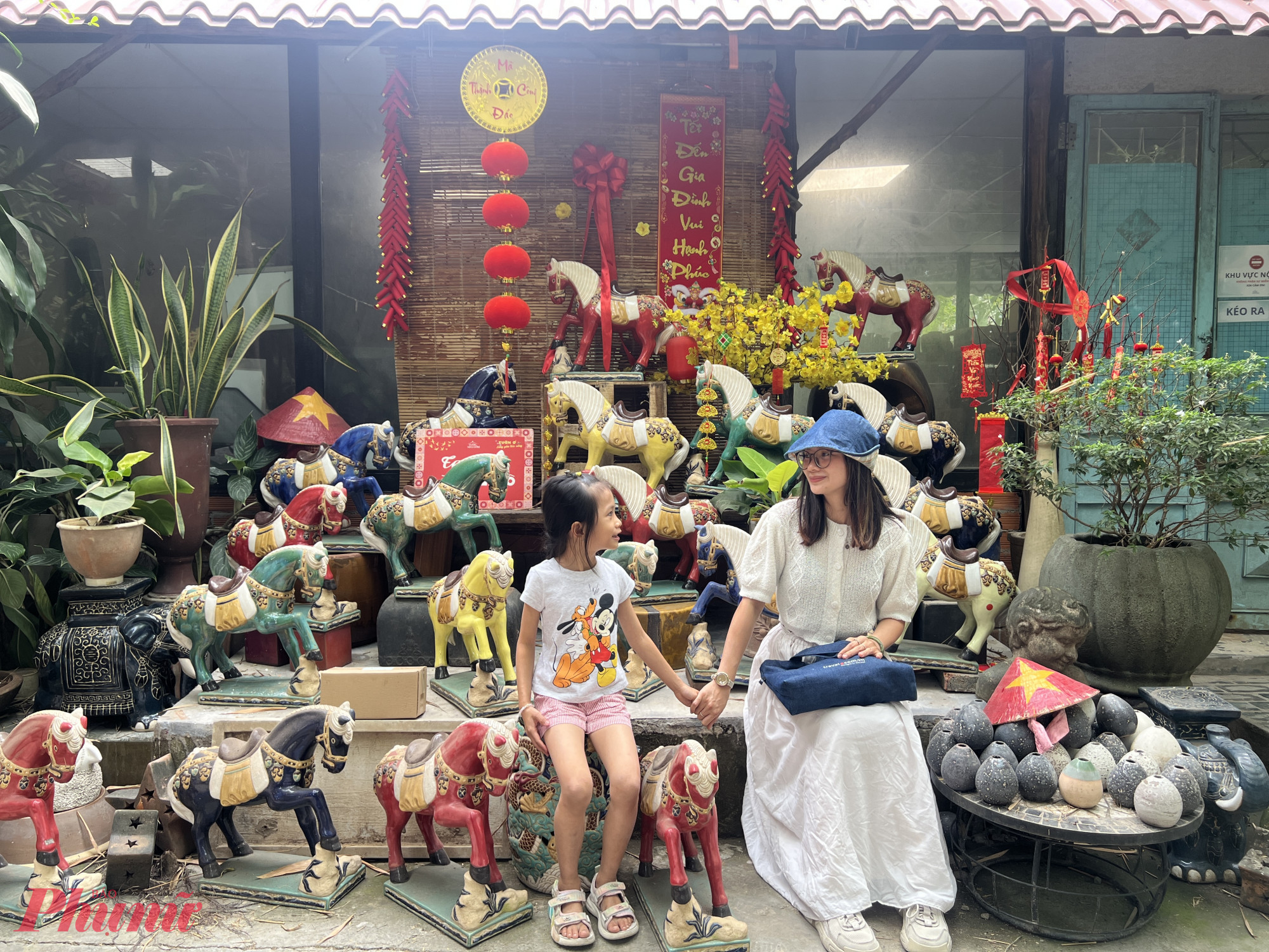 Ngồi nhâm nhi cà phê, nhìn ra dòng kênh từng được mệnh danh là thương cảng gốm xưa của Lái Thiêu, nhiều người cảm nhận rõ sự chậm rãi, bình yên – điều không dễ tìm giữa thành phố những ngày cuối năm. Nếu đang tìm một điểm đến vừa có thể chụp ảnh Tết, vừa trải nghiệm văn hóa, lại đủ “chill” để đi cùng gia đình hay bạn bè, Vườn Nhà Gốm Lái Thiêu là một gợi ý đáng để thử trong những ngày đầu xuân.