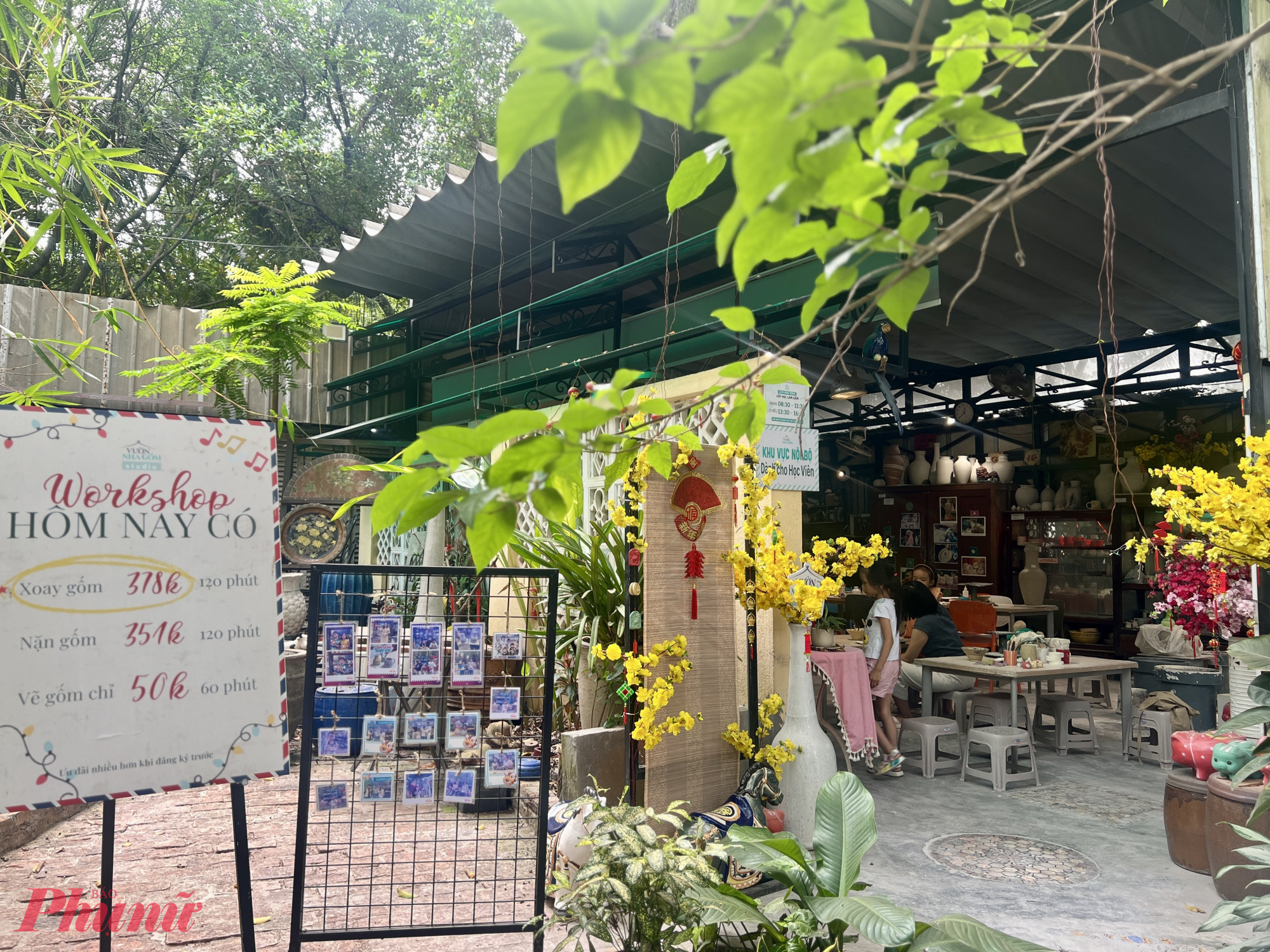 Không dừng lại ở tham quan, Vườn Nhà Gốm còn tổ chức các workshop trải nghiệm nghề gốm, phù hợp cho cả trẻ em lẫn người lớn. Du khách có thể chọn nhiều hình thức khác nhau: