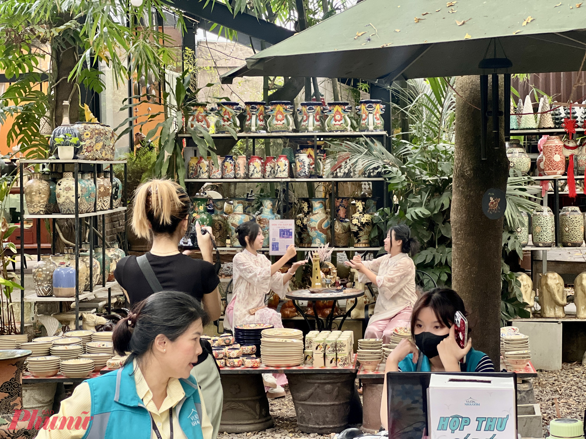 Điểm cộng lớn của Vườn Nhà Gốm là miễn phí tham quan và chụp ảnh. Du khách có thể thoải mái dạo quanh khu trưng bày, check-in với các tiểu cảnh Tết được thiết kế riêng cho mùa xuân năm nay, hay ngắm nhìn không gian làng gốm ven sông.