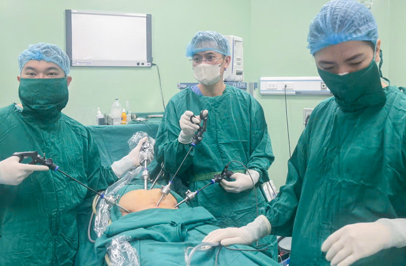 Bác sĩ nội soi cắt sừng tử cung phụ chứa khối thai cho bệnh nhân - Ảnh: Hoàng Yến